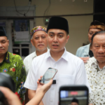 Kuota Bedah Rumah Masih Terbatas February 19, 2026 2:21 pm Wakil Ketua DPRD DKI Jakarta Wibi Andrino menyoroti keterbatasan kuota program bedah rumah yang bersumber dari bantuan pemerintah. Hal itu ia ungkapkan saat menghadiri soft opening bedah rumah RT 10 RW 07 di Lebak Bulus, Cilandak, Jakarta Selatan, Kamis (19/2). Wibi menyampaikan, kebutuhan perbaikan rumah warga di tingkat kelurahan jauh lebih besar dibandingkan alokasi bantuan setiap tahun. “Dalam satu kelurahan maksimal dua rumah per tahun, sementara kebutuhannya lebih dari itu,” jelas Wibi. Ia menilai, kondisi tersebut menuntut kolaborasi lintas warga agar kebutuhan hunian layak tetap terpenuhi. “Kita tidak bisa hanya bergantung pada pemerintah,” terang Wibi. Sebagai warga Lebak Bulus, Wibi menyatakan, ikut berkontribusi dalam gerakan sosial tersebut. Sementara itu, Lurah Lebak Bulus Muhammad Rasyid Sarbaini menjelaskan program bedah rumah di DKI Jakarta mendapat dukungan dari Badan Amil Zakat Nasional (BAZNAS). Alokasi bantuan menyesuaikan dengan kemampuan anggaran. “Untuk Lebak Bulus tahun tersebut alokasinya dua rumah yang dapat dibedah,” jelas Rasyid. (all/df)