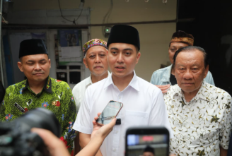 Kuota Bedah Rumah Masih Terbatas February 19, 2026 2:21 pm Wakil Ketua DPRD DKI Jakarta Wibi Andrino menyoroti keterbatasan kuota program bedah rumah yang bersumber dari bantuan pemerintah. Hal itu ia ungkapkan saat menghadiri soft opening bedah rumah RT 10 RW 07 di Lebak Bulus, Cilandak, Jakarta Selatan, Kamis (19/2). Wibi menyampaikan, kebutuhan perbaikan rumah warga di tingkat kelurahan jauh lebih besar dibandingkan alokasi bantuan setiap tahun. “Dalam satu kelurahan maksimal dua rumah per tahun, sementara kebutuhannya lebih dari itu,” jelas Wibi. Ia menilai, kondisi tersebut menuntut kolaborasi lintas warga agar kebutuhan hunian layak tetap terpenuhi. “Kita tidak bisa hanya bergantung pada pemerintah,” terang Wibi. Sebagai warga Lebak Bulus, Wibi menyatakan, ikut berkontribusi dalam gerakan sosial tersebut. Sementara itu, Lurah Lebak Bulus Muhammad Rasyid Sarbaini menjelaskan program bedah rumah di DKI Jakarta mendapat dukungan dari Badan Amil Zakat Nasional (BAZNAS). Alokasi bantuan menyesuaikan dengan kemampuan anggaran. “Untuk Lebak Bulus tahun tersebut alokasinya dua rumah yang dapat dibedah,” jelas Rasyid. (all/df)