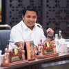 Legislator Apresiasi Respons Gubernur soal Evaluasi Menyeluruh RDF Rorotan February 20, 2026 10:07 am Ketua Fraksi PKB DPRD DKI Jakarta M. Fu’adi Luthfi mengapresiasi langkah Gubernur Pramono Anung yang turun langsung menemui warga terkait keluhan aroma tak sedap dari operasional RDF Plant Rorotan saat kunjungan di Taman Kelinci Roci. Menurut Fu’adi, sikap responsif tersebut mencerminkan kepemimpinan yang terbuka terhadap aspirasi masyarakat. “Langkah ini patut dihargai,” ujar anggota Komisi D itu dalam keterangan tertulis, Rabu (18/2). Persoalan Dinilai Sistemik Meski demikian, Fu’adi menilai, persoalan di RDF Plant Rorotan tidak cukup hanya melalui perbaikan teknis di permukaan. Instruksi penggunaan truk compactor tertutup, merupakan awal yang baik, tetapi belum menyentuh akar masalah. Anggota Komisi D DPRD DKI Jakarta Fu’adi Luthfi. (dok.DDJP) “Fasilitas senilai Rp.1,28 triliun itu sudah beberapa kali dihentikan sejak uji coba. Ini indikator ada aspek mendasar yang perlu dievaluasi serius,” kata Fu’adi. Ia menjelaskan, persoalan bukan hanya pada armada pengangkut. Melainkan ketidaksesuaian antara karakteristik sampah yang masuk dengan spesifikasi teknologi RDF yang dirancang untuk sampah terpilah dan relatif kering. Dalam praktiknya, sampah yang masuk masih bercampur organik dan anorganik. Bahkan pada tahap awal operasional sempat memanfaatkan sampah lama dari bunker. Kondisi demikian membuat mesin harus memilah sekaligus mengolah. Sehingga sulit menghindari potensi aroma tak sedap. “Terlihat ada kesenjangan antara kesiapan infrastruktur hilir dan sistem pemilahan di hulu,” ungkap dia. Saat menaikkan kapasitas dari 750 ton menjadi 1.000 ton per hari, keluhan bau kembali muncul. Meski kapasitas desain penuh mencapai 2.500 ton per hari. Dengan produksi sampah Jakarta lebih dari 7.500 ton per hari, RDF Rorotan baru mampu menampung sekitar sepertiganya. Itu pun dalam kondisi belum sepenuhnya terpilah. Dampak ke Warga dan Tuntutan Transparansi Fu’adi menekankan, persoalan tersebut berdampak langsung pada kualitas hidup warga sekitar. Keluhan gangguan kesehatan, seperti ISPA dan iritasi mata mulai terdengar. Termasuk beban psikologis akibat ketidakpastian. Ia mengapresiasi pembentukan Satgas Pengawasan bersama warga pada 13 Februari 2026. Namun, forum tersebut harus belum mendapat akses informasi dan kewenangan nyata. “Warga ingin fasilitas ini berhasil, tapi mereka berhak atas kepastian dan data yang terbuka,” tegas dia. Tiga Rekomendasi Fraksi PKB Sebagai fungsi pengawasan, Fraksi PKB menyampaikan tiga rekomendasi kepada Pemprov DKI Jakarta. Pertama, audit independen terhadap sistem pengendalian bau dan emisi, dengan hasil transparan dan dapat diakses publik serta DPRD. Kedua, penguatan sistem pemilahan sampah dari sumber agar teknologi RDF berjalan sesuai desain. Ketiga, penetapan tolok ukur kinerja dan batas waktu yang jelas sebelum beroperasional penuh. “Kita ingin Jakarta mandiri dan tak lagi bergantung pada Bantargebang,” tutur dia. Fu’adi menegaskan, Fraksi PKB mendukung modernisasi pengelolaan sampah. Namun, menurutnya, solusi tidak boleh mengorbankan kenyamanan warga. “Rorotan harus jadi momentum perbaikan tata kelola dan transparansi, tanpa ada warga yang dirugikan,” pungkas dia. (red)