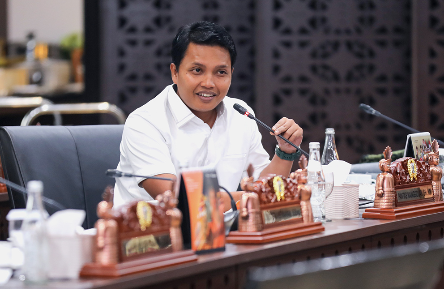 Legislator Apresiasi Respons Gubernur soal Evaluasi Menyeluruh RDF Rorotan February 20, 2026 10:07 am Ketua Fraksi PKB DPRD DKI Jakarta M. Fu’adi Luthfi mengapresiasi langkah Gubernur Pramono Anung yang turun langsung menemui warga terkait keluhan aroma tak sedap dari operasional RDF Plant Rorotan saat kunjungan di Taman Kelinci Roci. Menurut Fu’adi, sikap responsif tersebut mencerminkan kepemimpinan yang terbuka terhadap aspirasi masyarakat. “Langkah ini patut dihargai,” ujar anggota Komisi D itu dalam keterangan tertulis, Rabu (18/2). Persoalan Dinilai Sistemik Meski demikian, Fu’adi menilai, persoalan di RDF Plant Rorotan tidak cukup hanya melalui perbaikan teknis di permukaan. Instruksi penggunaan truk compactor tertutup, merupakan awal yang baik, tetapi belum menyentuh akar masalah. Anggota Komisi D DPRD DKI Jakarta Fu’adi Luthfi. (dok.DDJP) “Fasilitas senilai Rp.1,28 triliun itu sudah beberapa kali dihentikan sejak uji coba. Ini indikator ada aspek mendasar yang perlu dievaluasi serius,” kata Fu’adi. Ia menjelaskan, persoalan bukan hanya pada armada pengangkut. Melainkan ketidaksesuaian antara karakteristik sampah yang masuk dengan spesifikasi teknologi RDF yang dirancang untuk sampah terpilah dan relatif kering. Dalam praktiknya, sampah yang masuk masih bercampur organik dan anorganik. Bahkan pada tahap awal operasional sempat memanfaatkan sampah lama dari bunker. Kondisi demikian membuat mesin harus memilah sekaligus mengolah. Sehingga sulit menghindari potensi aroma tak sedap. “Terlihat ada kesenjangan antara kesiapan infrastruktur hilir dan sistem pemilahan di hulu,” ungkap dia. Saat menaikkan kapasitas dari 750 ton menjadi 1.000 ton per hari, keluhan bau kembali muncul. Meski kapasitas desain penuh mencapai 2.500 ton per hari. Dengan produksi sampah Jakarta lebih dari 7.500 ton per hari, RDF Rorotan baru mampu menampung sekitar sepertiganya. Itu pun dalam kondisi belum sepenuhnya terpilah. Dampak ke Warga dan Tuntutan Transparansi Fu’adi menekankan, persoalan tersebut berdampak langsung pada kualitas hidup warga sekitar. Keluhan gangguan kesehatan, seperti ISPA dan iritasi mata mulai terdengar. Termasuk beban psikologis akibat ketidakpastian. Ia mengapresiasi pembentukan Satgas Pengawasan bersama warga pada 13 Februari 2026. Namun, forum tersebut harus belum mendapat akses informasi dan kewenangan nyata. “Warga ingin fasilitas ini berhasil, tapi mereka berhak atas kepastian dan data yang terbuka,” tegas dia. Tiga Rekomendasi Fraksi PKB Sebagai fungsi pengawasan, Fraksi PKB menyampaikan tiga rekomendasi kepada Pemprov DKI Jakarta. Pertama, audit independen terhadap sistem pengendalian bau dan emisi, dengan hasil transparan dan dapat diakses publik serta DPRD. Kedua, penguatan sistem pemilahan sampah dari sumber agar teknologi RDF berjalan sesuai desain. Ketiga, penetapan tolok ukur kinerja dan batas waktu yang jelas sebelum beroperasional penuh. “Kita ingin Jakarta mandiri dan tak lagi bergantung pada Bantargebang,” tutur dia. Fu’adi menegaskan, Fraksi PKB mendukung modernisasi pengelolaan sampah. Namun, menurutnya, solusi tidak boleh mengorbankan kenyamanan warga. “Rorotan harus jadi momentum perbaikan tata kelola dan transparansi, tanpa ada warga yang dirugikan,” pungkas dia. (red)