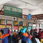 Apresiasi Kinerja Kinerja Pengelola Terminal Kampung Rambutan February 20, 2026 1:04 pm Anggota Komisi A DPRD DKI Jakarta Inad Luciawaty mengapresiasi Kepala Terminal Kampung Rambutan Revi Zulkarnain atas kinerja dalam meningkatkan pelayanan kepada masyarakat. Khususnya bagi pengguna transportasi. Apresiasi tersebut terwujud lewat pemberian sertifikat penghargaan sebagai bentuk pengakuan atas dedikasi dan kontribusi dalam menciptakan pelayanan yang aman dan nyaman bagi calon penumpang. “Semoga pencapaian ini menjadi motivasi untuk terus berkarya dan berprestasi,” ujar Inad, Kamis (19/2). Anggota Komisi A DPRD DKI Jakarta Inad Luciawaty. (dok.DDJP) Ia berharap, penghargaan tersebut juga mendorong peningkatan kualitas layanan di seluruh terminal di Jakarta. Komitmen Tingkatkan Pelayanan Sementara itu, Kepala Terminal Kampung Rambutan Revi Zulkarnain menyampaikan terima kasih atas penghargaan yang diberikan oleh Anggota Fraksi PKS DPRD DKI Jakarta tersebut. “Kami sangat bersyukur dan akan menjadikan ini sebagai motivasi untuk terus meningkatkan kinerja,”” tutur dia. Menurut dia, penghargaan tersebut menjadi penyemangat bagi seluruh jajaran untuk memberikan pelayanan terbaik kepada masyarakat. Khususnya pengguna transportasi di Terminal Kampung Rambutan. (red)