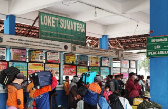 Apresiasi Kinerja Kinerja Pengelola Terminal Kampung Rambutan February 20, 2026 1:04 pm Anggota Komisi A DPRD DKI Jakarta Inad Luciawaty mengapresiasi Kepala Terminal Kampung Rambutan Revi Zulkarnain atas kinerja dalam meningkatkan pelayanan kepada masyarakat. Khususnya bagi pengguna transportasi. Apresiasi tersebut terwujud lewat pemberian sertifikat penghargaan sebagai bentuk pengakuan atas dedikasi dan kontribusi dalam menciptakan pelayanan yang aman dan nyaman bagi calon penumpang. “Semoga pencapaian ini menjadi motivasi untuk terus berkarya dan berprestasi,” ujar Inad, Kamis (19/2). Anggota Komisi A DPRD DKI Jakarta Inad Luciawaty. (dok.DDJP) Ia berharap, penghargaan tersebut juga mendorong peningkatan kualitas layanan di seluruh terminal di Jakarta. Komitmen Tingkatkan Pelayanan Sementara itu, Kepala Terminal Kampung Rambutan Revi Zulkarnain menyampaikan terima kasih atas penghargaan yang diberikan oleh Anggota Fraksi PKS DPRD DKI Jakarta tersebut. “Kami sangat bersyukur dan akan menjadikan ini sebagai motivasi untuk terus meningkatkan kinerja,”” tutur dia. Menurut dia, penghargaan tersebut menjadi penyemangat bagi seluruh jajaran untuk memberikan pelayanan terbaik kepada masyarakat. Khususnya pengguna transportasi di Terminal Kampung Rambutan. (red)