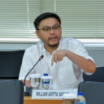 Penataan Kawasan Kalideres–Cengkareng Disorot William February 20, 2026 2:03 pm Anggota Komisi A DPRD DKI Jakarta William Aditya Sarana menyoroti kondisi tata kota di Kalideres dan Cengkareng, Jakarta Barat, semakin semrawut. Ia menyesalkan penataan ruang yang bercampur tanpa perencanaan jelas selama bertahun-tahun. Permukiman, sekolah, hingga kawasan pergudangan dan industry, menumpuk dalam satu wilayah tanpa dukungan infrastruktur jalan yang memadai. Akibatnya, warga harus berbagi ruas jalan sempit dengan kendaraan besar, seperti truk kontainer. Kondisi demikian terjadi selama berpuluh-puluh tahun. Tanpa perencanaan tata kota yang jelas. Anggota Komisi A DPRD DKI Jakarta William Aditya Sarana. (dok.DDJP) “Akibatnya, Kalideres semakin macet dan tidak tertib,” ujar dia. William juga menyoroti rencana pembangunan area pemakaman di Kelurahan Kamal dan krematorium di dekat RSUD Kalideres. Menurut dia, proyek tersebut berpotensi menambah beban kawasan tanpa diiringi penataan ulang tata ruang. Selain itu, ia menyinggung harga perumahan yang terus meningkat tanpa dukungan tata kota dan infrastruktur yang memadai. Selama ini, kata dia, kawasan Kalideres dan Cengkareng kerap diposisikan sebagai daerah penyangga di Jakarta Barat. William meminta Pemprov DKI mengevaluasi menyeluruh terhadap tata ruang dan pembangunan di wilayah tersebut. Sehingga pertumbuhan kawasan berjalan lebih tertata dan berkelanjutan. (red)