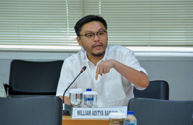 Penataan Kawasan Kalideres–Cengkareng Disorot William February 20, 2026 2:03 pm Anggota Komisi A DPRD DKI Jakarta William Aditya Sarana menyoroti kondisi tata kota di Kalideres dan Cengkareng, Jakarta Barat, semakin semrawut. Ia menyesalkan penataan ruang yang bercampur tanpa perencanaan jelas selama bertahun-tahun. Permukiman, sekolah, hingga kawasan pergudangan dan industry, menumpuk dalam satu wilayah tanpa dukungan infrastruktur jalan yang memadai. Akibatnya, warga harus berbagi ruas jalan sempit dengan kendaraan besar, seperti truk kontainer. Kondisi demikian terjadi selama berpuluh-puluh tahun. Tanpa perencanaan tata kota yang jelas. Anggota Komisi A DPRD DKI Jakarta William Aditya Sarana. (dok.DDJP) “Akibatnya, Kalideres semakin macet dan tidak tertib,” ujar dia. William juga menyoroti rencana pembangunan area pemakaman di Kelurahan Kamal dan krematorium di dekat RSUD Kalideres. Menurut dia, proyek tersebut berpotensi menambah beban kawasan tanpa diiringi penataan ulang tata ruang. Selain itu, ia menyinggung harga perumahan yang terus meningkat tanpa dukungan tata kota dan infrastruktur yang memadai. Selama ini, kata dia, kawasan Kalideres dan Cengkareng kerap diposisikan sebagai daerah penyangga di Jakarta Barat. William meminta Pemprov DKI mengevaluasi menyeluruh terhadap tata ruang dan pembangunan di wilayah tersebut. Sehingga pertumbuhan kawasan berjalan lebih tertata dan berkelanjutan. (red)