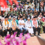 Syukuran Satu Tahun Pembangunan Jakarta dari Bawah February 20, 2026 8:07 pm DPRD DKI Jakarta turut menghadiri Syukuran ‘Satu Tahun Membangun Jakarta dari Bawah’ yang digelar oleh pemerintah provinsi di Taman Bendera Pusaka, Kebayoran Baru, Jakarta Selatan, Jumat (20/2). Hadir Wakil Ketua DPRD DKI Jakarta Ima Mahdiah dan Wibi Andrino, Ketua Komisi A Inggard Joshua, dan Ketua Komisi D Yuke Yurike. Pada kesempatan itu, Gubernur Pramono Anung bersama Wakil Gubernur Rano Karno menyapa warga. Pramono menyampaikan, syukuran menjadi wadah refleksi atas capaian dan evaluasi kebijakan Pemprov DKI Jakarta. Ia mengapresiasi seluruh pihak yang terlibat mendukung Pemprov selama setahun membangun Jakarta. “Acara menjadi kontemplasi karena kami ingin mendapatkan masukan dan saran dari berbagai pihak yang merasakan manfaat dari kebijakan kami,” ujar Pramono. Selama satu tahun terakhir, ungkap Pramono, arah dan fokus kebijakan semakin jelas. Terlihat dari penguatan layanan dasar. Layanan dasar berupa transportasi publik, pengendalian banjir, serta penataan kawasan padat penduduk, dan ruang terbuka hijau. Ia berharap, seluruh layanan dasaer berdampak langsung bagi masyarakat. “Mudah-mudahan ini membawa manfaat bagi warga Jakarta,” kata Pramono. Meski demikian, Pramono mengakui, sejumlah persoalan mendasar di Jakarta masih menjadi pekerjaan rumah. Di antaranya, kemacetan, banjir, dan polusi udara. “Secara khusus, ingin minimal bisa dikurangi dari apa yang terjadi saat ini,” tutur dia. Pramono juga memastikan, Pemprov DKI Jakarta akan melanjutkan program normalisasi sungai secara masif pada 2026. Program tersebut sebagai pengendalian banjir. “Kami lanjutkan untuk Sungai Ciliwung, Cakung Lama, dan Krukut. Termasuk beberapa pengerukan atau normalisasi di Jakarta Barat,” pungkas Pramono. (apn/df)