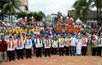 Setahun Kepemimpinan Pramono-Rano, Banjir hingga Kemiskinan jadi Sorotan Legislator February 20, 2026 9:02 pm Wakil Ketua DPRD DKI Jakarta Wibi Andrino menyoroti tiga persoalan utama selama setahun kepemimpinan Gubernur Pramono Anung dan Wakil Gubernur Rano Karno yang harus menjadi prioritas penyelesaian hingga akhir periode. Yaitu, pengentasan banjir, kemacetan, hingga kemiskinan. Wibi mengungkapkan hal itu usai menghadiri talk show yang bertajuk ‘Satu Tahun Membangun Jakarta dari Bawah’ di Taman Bendera Pusaka, Kebayoran Baru, Jakarta Selatan, Jumat (20/2). Kendati demikian, Wibi mengapresiasi capaian kinerja Pemprov DKI Jakarta selama satu tahun terakhir, 97 persen terselesaikan. Sedangkan 3 persen lagi masih berproses. “Poin pertama adalah tentang banjir di Jakarta. Yang kedua adalah kemacetan. Dan ketiga adalah masalah kemiskinan,” ujar Wibi. Wakil Ketua DPRD DKI Jakarta Wibi Andrino. (dok.DDJP) Dalam persoalan penanganan banjir, kata dia, Pemprov DKI Jakarta perlu memprioritaskan normalisasi Sungai Ciliwung sebagai solusi jangka panjang. “Jakarta bisa terbebaskan dari permasalahan banjir. Utamanya adalah normalisasi Ciliwung,” ujar Wibi. Terkait mengatasi kemacetan, Wibi mendorong Pemprov DKI Jakarta memperkuat transportasi publik. Khususnya pelayanan TransJakarta yang semakin luas hingga wilayah penyangga. “Adanya Trans-Jabodetabek ini menjadi sangat luar biasa sekali. Kita support TransJakarta untuk bisa lebih ekspansi ke wilayah-wilayah penyangga Jakarta,” tandas Wibi. Sedangkan upaya menekan angka kemiskinan, lanjut dia, sangat penting keberlanjutan Program Kartu Jakarta Pintar (KJP). Ia berharap, program tersebut dapat mencakup lebih luas. Khususnya bagi warga yang Jakarta yang kurang mampu. “KJP itu menjadi satu yang penting. Pak gubernur sudah membuktikan tidak ada pengurangan KJP di Jakarta. Insyaallah akan terus bertambah,” ucap Wibi. Penyelesaian tiga persoalan tersebut, tambah dia, butuh penguatan sistem birokrasi di internal tubuh Pemprov DKI Jakarta. Satu di antaranya dengan membangun merit sistem di masing-masing organisasi perangkat daerah (OPD). “Sehingga kerja-kerja ini bisa lebih harmonis,” imbuh Wibi. Wibi juga menegaskan, DPRD akan terus bersinergi dengan eksekutif melalui fungsi pengawasan dan penyerapan aspirasi masyarakat. “Kita bisa mendengar langsung dari masyarakat di lapangan,” ungkap dia. Dengan demikian, harap Wibi, visi gubernur dan wakil gubernur mewujudkan Jakarta yang lebih humanis dapat tercapai hingga akhir masa periode. Masyarakat harus merasakan keberhasilan pembangunan Jakarta. Yakni, ketika rakyat bahagia dengan adanya taman-taman yang indah, Jakarta bebas macet, bebas banjir, dan juga ada beasiswa untuk sekolah anak kuliah. “Itu pasti akan menumbuhkan rasa percaya diri bagi warga Jakarta untuk menatap global city,” pungkas dia. (apn/df)