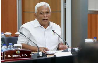 Perkuat Pengawasan Digital Transjakarta Pascainsiden Koridor 13 February 23, 2026 2:01 pm Anggota Komisi B DPRD DKI Jakarta Pandapotan Sinaga mendorong penguatan sistem pengawasan digital pramudi PT. Transportasi Jakarta (Transjakarta) menyusul insiden kecelakaan dua armada di Koridor 13, Senin (23/2). Insiden terjadi di Jalur Layang Ruas Swadarma arah Cipulir. Melibatkan dua bus. Mengakibatkan puluhan penumpang luka ringan. Dugaan sementara, faktor kelelahan pramudi. Kini, masih dalam proses investigasi aparat berwenang. Pandapotan menyampaikan, pada Desember 2025, Komisi B meninjau sistem pengawasan di Command Center Transjakarta. Dari hasil peninjauan itu, jumlah personel pengawas belum sebanding dengan jumlah armada yang beroperasi. “Kami sudah melihat langsung di Command Center. Saat itu sekitar 20 orang mengawasi kurang lebih 5.000 armada. Kondisi tersebut tidak seimbang,” ujar Pandapotan, beberapa waktu lalu. Ia menilai, pengawasan berbasis teknologi perlu maksimal agar seluruh pergerakan armada dapat terdeteksi secara menyeluruh. Menekan risiko kecelakaan. “Pengembangan teknologi penting untuk memastikan semua armada terpantau dengan baik. Jangan sampai ada celah pengawasan,” jelas Pandapotan. Selain itu, Pandapotan meminta operator pihak ketiga yang bekerja sama dengan Transjakarta turut memperkuat sistem pengawasan armada masing-masing. “Ke depan, pengawasan tidak bisa dibebankan seluruhnya kepada Transjakarta. Operator pihak ketiga juga harus memiliki sistem pengawasan yang terintegrasi,” kata Pandapotan. Ia menegaskan, sinergi antara Transjakarta dan operator diperlukan untuk menekan potensi kesalahan manusia di lapangan. “Harus ada kerja sama dan sinergi. Dengan pengawasan yang kuat, aktivitas pramudi dapat terpantau dan risiko kesalahan bisa ditekan,” pungkas dia. (all/df)