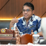 Kelola Anggaran Pendidikan secara Cermat February 23, 2026 5:56 pm Sekretaris Komisi E DPRD DKI Jakarta Justin Adrian Untayana mengingatkan pemerintah provinsi agar cermat dalam mengelola anggaran terkait wacana pemberian beasiswa Lembaga Pengelola Dana Pendidikan (LPDP) ke luar negeri. Menurut dia, program pengiriman pelajar berprestasi ke luar negeri merupakan langkah positif selama tetap disesuaikan dengan kondisi fiskal daerah. “Wacana untuk mengirimkan beberapa anak terbaik kita untuk melanjutkan kuliah ke luar negeri itu baik. Selain membantu anak mencapai impian, juga diharap bisa membangun Jakarta,” ujar Justin, Senin (23/2). Ia menilai keterbatasan anggaran pada APBD Tahun Anggaran 2025 harus menjadi pertimbangan utama agar kebijakan baru tidak mengganggu pemenuhan kebutuhan dasar masyarakat. Sekretaris Komisi E DPRD DKI Jakarta Justin Adrian Untayana. (dok.DDJP) “Karena itu, wacana memberikan beasiswa LPDP ke luar negeri ini juga perlu disesuaikan dengan kondisi tersebut,” tutur Justin. Ia menegaskan, Pemprov DKI perlu memastikan sumber pendanaan program tersebut tidak berdampak pada keberlanjutan bantuan sosial, khususnya di sektor pendidikan lainnya. “Ke depannya, harus jelas dari mana anggarannya untuk itu semua, jangan sampai membuat Pemprov kesulitan memenuhi kebutuhan bantuan sosial,” kata Justin. Menurut dia, sangat penting menjaga keberlangsungan bantuan sosial di bidang pendidikan seperti program Kartu Jakarta Pintar (KJP) Plus dan Kartu Jakarta Mahasiswa Unggul (KJMU) agar tetap berjalan optimal dan menjangkau masyarakat luas. “Jangan sampai ada pengurangan-pengurangan kuota maupun besaran manfaat terdampak pada masyarakat,” pungkas Justin. (gie/df)