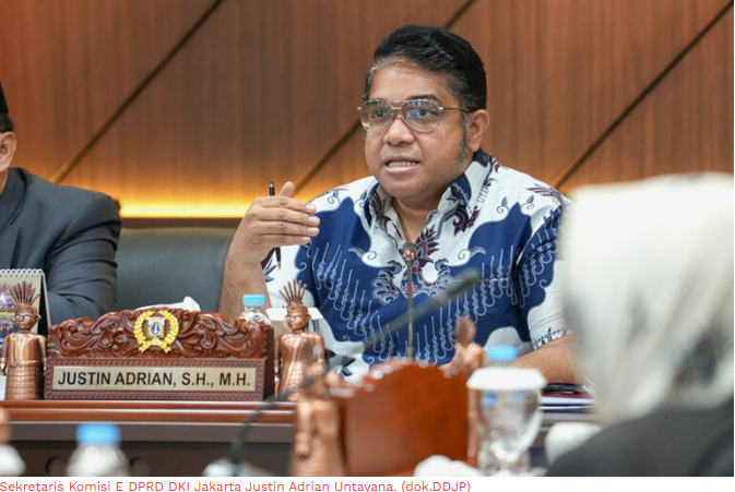 Kelola Anggaran Pendidikan secara Cermat February 23, 2026 5:56 pm Sekretaris Komisi E DPRD DKI Jakarta Justin Adrian Untayana mengingatkan pemerintah provinsi agar cermat dalam mengelola anggaran terkait wacana pemberian beasiswa Lembaga Pengelola Dana Pendidikan (LPDP) ke luar negeri. Menurut dia, program pengiriman pelajar berprestasi ke luar negeri merupakan langkah positif selama tetap disesuaikan dengan kondisi fiskal daerah. “Wacana untuk mengirimkan beberapa anak terbaik kita untuk melanjutkan kuliah ke luar negeri itu baik. Selain membantu anak mencapai impian, juga diharap bisa membangun Jakarta,” ujar Justin, Senin (23/2). Ia menilai keterbatasan anggaran pada APBD Tahun Anggaran 2025 harus menjadi pertimbangan utama agar kebijakan baru tidak mengganggu pemenuhan kebutuhan dasar masyarakat. Sekretaris Komisi E DPRD DKI Jakarta Justin Adrian Untayana. (dok.DDJP) “Karena itu, wacana memberikan beasiswa LPDP ke luar negeri ini juga perlu disesuaikan dengan kondisi tersebut,” tutur Justin. Ia menegaskan, Pemprov DKI perlu memastikan sumber pendanaan program tersebut tidak berdampak pada keberlanjutan bantuan sosial, khususnya di sektor pendidikan lainnya. “Ke depannya, harus jelas dari mana anggarannya untuk itu semua, jangan sampai membuat Pemprov kesulitan memenuhi kebutuhan bantuan sosial,” kata Justin. Menurut dia, sangat penting menjaga keberlangsungan bantuan sosial di bidang pendidikan seperti program Kartu Jakarta Pintar (KJP) Plus dan Kartu Jakarta Mahasiswa Unggul (KJMU) agar tetap berjalan optimal dan menjangkau masyarakat luas. “Jangan sampai ada pengurangan-pengurangan kuota maupun besaran manfaat terdampak pada masyarakat,” pungkas Justin. (gie/df)