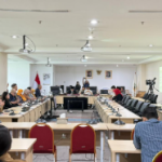 Telaah Pasal Ranperda Penyelenggaraan Sistem Pangan February 24, 2026 1:02 pm Badan Pembentukan Daerah (Bapemperda) DPRD DKI Jakarta menggelar rapat kerja bersama eksekutif, membahas Rancangan Peraturan Daerah (Ranperda) tentang Penyelenggaraan Sistem Pangan, Selasa (24/2). Ketua Bapemperda Abdul Aziz bersama Wakil Ketua Bapemperda Jakarta Jhonny Simanjuntak memimpin rapat. Hadir Anggota Bapemperda M. Subki, Wa Ode Herlina, Francine Widjojo, dan Ismail. Pembahasan Ranperda secara mendalam dengan menelaah pasal demi pasal. Memastikan regulasi mampu menjawab kebutuhan dan tantangan sistem pangan di Jakarta. Turut hadir dalam pertemuan itu, Kepala Dinas KPKP DKI Jakarta Hasudungan Sidabalok beserta jajaran. Kegiatan itu mengacu pada Surat Undangan Rapat Nomor 242/HK.00.00 yang ditandatangani Ketua DPRD DKI Jakarta Khoirudin. (yla/df)