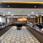 Paguyuban Warga CBD Temui Komisi A February 24, 2026 1:30 pm Komisi A DPRD DKI Jakarta menerima audiensi Paguyuban Warga Citypark Business District (CBD) Cengkareng, Jakarta Barat, terkait penyelesaian sertifikat Ruko (rumah toko), Selasa (24/2). Ketua Komisi A Inggard Joshua bersama Sekretaris Komisi A Mujiyono memimpin rapat. Inggard meminta Badan Pertanahan Nasional (BPN) menjelaskan status tanah di CBD Cengkareng. Sebab, warga CBD belum menerima sertifikat Ruko selama 16 tahun. “Supaya warga tahu perbedaan status Hak Guna Bangunan (HGB) murni denga HGB di atas Hak Pengelolaan Lahan (HPL),” ujar Inggard di Gedung DPRD DKI Jakarta. Sayangnya, pihak developer tidak turut hadir dalam pertemuan tersebut. “Hal ini harus menjadi catatan. Pengembang punya kewajiban terhadap pemerintah daerah,” tegas Inggard. Turut hadir dalam rapat itu, Anggota Komisi A Nuchbatillah, William Aditya Sarana, Inad Luciawaty, Heri Kustanto, dan Zahrina Nurbaiti. Sedangkan dari eksekutif, hadir perwakilan Biro Hukum Setda DKI Jakarta dan Kanwil BPN Jakarta Barat. Audiensi itu mengacu pada Surat Nomor 230/HM.03.01 yang ditandatangani Ketua DPRD DKI Jakarta Khoirudin. (apn/df)