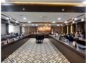 Paguyuban Warga CBD Temui Komisi A February 24, 2026 1:30 pm Komisi A DPRD DKI Jakarta menerima audiensi Paguyuban Warga Citypark Business District (CBD) Cengkareng, Jakarta Barat, terkait penyelesaian sertifikat Ruko (rumah toko), Selasa (24/2). Ketua Komisi A Inggard Joshua bersama Sekretaris Komisi A Mujiyono memimpin rapat. Inggard meminta Badan Pertanahan Nasional (BPN) menjelaskan status tanah di CBD Cengkareng. Sebab, warga CBD belum menerima sertifikat Ruko selama 16 tahun. “Supaya warga tahu perbedaan status Hak Guna Bangunan (HGB) murni denga HGB di atas Hak Pengelolaan Lahan (HPL),” ujar Inggard di Gedung DPRD DKI Jakarta. Sayangnya, pihak developer tidak turut hadir dalam pertemuan tersebut. “Hal ini harus menjadi catatan. Pengembang punya kewajiban terhadap pemerintah daerah,” tegas Inggard. Turut hadir dalam rapat itu, Anggota Komisi A Nuchbatillah, William Aditya Sarana, Inad Luciawaty, Heri Kustanto, dan Zahrina Nurbaiti. Sedangkan dari eksekutif, hadir perwakilan Biro Hukum Setda DKI Jakarta dan Kanwil BPN Jakarta Barat. Audiensi itu mengacu pada Surat Nomor 230/HM.03.01 yang ditandatangani Ketua DPRD DKI Jakarta Khoirudin. (apn/df)