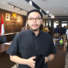 Developer Harus Selesaikan Sertifikat Ruko CBD Cengkareng February 24, 2026 7:02 pm Anggota Komisi A DPRD DKI Jakarta William Aditya Sarana meminta Pemerintah Kota (Pemkot) Jakarta Barat menuntaskan persoalan sertifikat rumah toko (Ruko) milik warga di kawasan Citypark Business District (CBD). Penyerahan sertifikat tertunda selama 16 tahun. Ia berharap, ada langkah konkret dari Pemkot Jakarta Barat menekan developer agar menyelesaikan persoalan sertifikat tersebut. “Setelah audiensi ini saya tentunya berharap pemerintah kota bisa menyelesaikan masalah ini,” ujar William usai audiensi dengan warga CBD, Selasa (24/2). William menilai, Badan Pertanahan Nasional (BPN) dan Perumahan Nasional (Perumnas) Cengkareng telah kooperatif untuk menyelesaikan kendala administrasi yang selama ini menghambat penerbitan sertifikat. “Tadi hasil rapat ini sangat positif. Dari BPN sudah bersedia, dari Perumnas juga sudah kooperatif. Artinya tinggal developer memenuhi kewajibannya,” kata William. William meminta Pemkot Jakarta Barat agar mengambil alih serta mengoordinasikan penyelesaian persoalan tersebut. Tujuannya agar pengembang memenuhi tanggung jawab mengenai sertifikat milik warga. “Saya berharap wali kota bisa memimpin aduan ini dengan berkoordinasi bersama BPN, Perumnas, dan yang paling penting memastikan developer memenuhi kewajibannya,” tegas dia. William menambahkan, walikota punya instrumen hukum mengawasi dan menindak pengembang yang tidak memenuhi kewajiban. Termasuk penyediaan fasilitas umum (Fasum) dan fasilitas sosial (Fasos) sesuai dengan Izin Mendirikan Bangunan (IMB) dan Surat Laik Fungsi (SLF). “Memastikan developer yang ada di Jakarta memenuhi kewajibannya. Jadi kontrolnya sebenarnya ada di kota administrasi,” terang dia. Terkait penyebab keterlambatan, William mengungkapkan, terdapat kesalahan administrasi pada tahap awal pengurusan dokumen pertanahan. “Hambatannya seperti disampaikan dalam audiensi, terjadi kesalahan administrasi pada awalnya. HPL yang dikeluarkan ternyata tidak lengkap sehingga pembuatan sertifikat HGB menjadi terhambat,” papar dia. Meski demikian, William memastikan, persoalan tersebut kini telah menemukan titik terang. BPN dan Perumnas bersedia menyelesaikan proses sertifikasi. Syaratnya, pengembang memenuhi kewajiban. Antara lain, pembayaran Bea Perolehan Hak atas Tanah dan Bangunan (BPHTB) serta penyerahan Fasum dan Fasos. “”Kalau semuanya ini dijalankan, dalam satu bulan ini saya kira warga bisa mendapatkan sertifikat,” ujar dia optimistis. Dengan demikian, William mengimbau warga agar tetap konsisten mengawal proses hingga tuntas. “Harapannya warga tetap punya keteguhan untuk mengurus sertifikatnya sampai selesai. Saya dan teman-teman Komisi A pasti akan mengawal dan memastikan hak warga dipenuhi,” tutup William. Sementara itu, Kuasa Hukum Paguyuban Warga CBD Marcell berharap, setelah audiensi, penyelesaian sertifikat ruko dapat terselesaikan dengan jelas. Sebab, warga telah menunggu kepastian selama 16 tahun yang merupakan hak warga CBD. “Harapan kami dalam satu bulan ini warga bisa mendapatkan haknya sertifikat ruko. Dengan pihak BPN dan Perumnas dapat terselesaikan dengan baik,” pungkas dia. (apn/df)