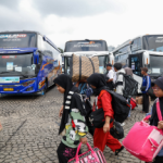 Mudahkan Pegawai Mudik Lebaran February 25, 2026 10:07 am Untuk mengurangi kepadatan arus mudik Lebaran, Pemprov DKI Jakarta akan menerapkan skema Work From Anywhere (WFA) bagi pegawai. Kebijakan itu menjadi kabar baik bagi Aparatur Sipil Negara (ASN) dan nonASN di lingkungan Pemprov DKI Jakarta dalam menyambut Hari Raya Idulfitri 1447 Hijriyah. Skema libur panjang Idul Fitri tersebut totalnya 13 hari. Kebijakan tersebut merupakan kombinasi antara sistem WFA, cuti bersama serta libur akhir pekan. Tujuannya, mengurangi kepadatan arus mudik. Sekaligus memberi kesempatan kepada masyaraka menikmati momentum Lebaran bersama keluarga,” ujar Ketua DPRD DKI Jakarta Khoirudin, Jumat (21/2/2026). Ketua DPRD DKI Jakarta Khoirudin. (dok.DDJP) Kebijakan tersebut, tambah dia, tertuang dalam Surat Edaran (SE) Menteri Pendayagunaan Aparatur Negara dan Reformasi Birokrasi (PANRB) Nomor 2 Tahun 2026. Didukung Surat Keputusan Bersama (SKB) 3 Menteri. Pemerintah juga mengimbau perusahaan swasta ikut menerapkan kebijakan kerja fleksibel tersebut. Bahkan, Menteri Ketenagakerjan Yasierli meminta agar kepala daerah medorong perusahaan di wilayahnya masing-masing agar memberi kesempatan pekerja melakukan WFA pada tanggal yang telah ditentukan. Secara terpisah, Ketua Komisi A Inggard Joshua mengemukakan, pengaturan tersebut akan membuat masyarakat bisa mulai mudik lebih awal. Tanpa harus menunggu cuti bersama resmi dimulai. Jika dihitung sejak akhir pekan sebelum masa WFA, masyarakat bisa menikmati libur panjang mulai Minggu, 15 Maret hingga Selasa 24 Maret 2026. Ketua Komisi A DPRD DKI Jakarta Inggard Joshua. (dok.DDJP) “Sehingga, mereka dapat menikmati libur Lebaran selama 13 hari. Dengan jadwal seperti itu, pekerja punya waktu lebih fleksibel untuk mudik Lebaran hingga tak perlu buru-buru kembali ke kota,” urai Inggard. Di sisi lain, Sekretaris Komisi A Mujiyono berharap, kebijakan tersebut bisa membuat arus perjalanan lebih merata. Dapat meningkatkan kenyamanan selama Lebaran. Pemprov DKI Jakarta juga akan menyesuaikan penerapan skema kerja fleksibel atau WFA bagi ASN selama periode libur Hari Raya Idulfitri 1447 Hijriyah. Keputusan tersebut disampaikan Gubernur DKI Jakarta Pramono Anung dalam rapat pada Rabu, 11/2/2026, di balaikota. Sekretaris Komisi A DPRD DKI Jakarta Mujiyono. (dok.DDJP) “Gubernur juga menegaskan, selalu mengikuti keputusan maupun arahan pemerintah pusat. Termasuk WFA,” imbuh Mujiyono. Karena itu, Pemprov DKI Jakarta akan menindaklanjuti Surat Edaran Menteri PAN-RB Nomor 2 Tahun 2026. Mengatur penyesuaian pelaksanaan tugas kedinasan secara fleksibel bagi ASN. “Meski menerapkan skema fleksibel, pelayanan kepada masyarakat harus tetap menjadi prioritas. Jangan sampai pelayanan di lapangan terganggu,” tegas Mujiyono. (stw/df)