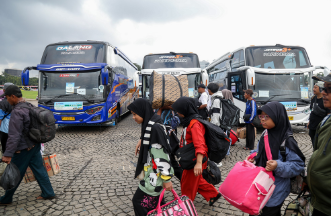 Mudahkan Pegawai Mudik Lebaran February 25, 2026 10:07 am Untuk mengurangi kepadatan arus mudik Lebaran, Pemprov DKI Jakarta akan menerapkan skema Work From Anywhere (WFA) bagi pegawai. Kebijakan itu menjadi kabar baik bagi Aparatur Sipil Negara (ASN) dan nonASN di lingkungan Pemprov DKI Jakarta dalam menyambut Hari Raya Idulfitri 1447 Hijriyah. Skema libur panjang Idul Fitri tersebut totalnya 13 hari. Kebijakan tersebut merupakan kombinasi antara sistem WFA, cuti bersama serta libur akhir pekan. Tujuannya, mengurangi kepadatan arus mudik. Sekaligus memberi kesempatan kepada masyaraka menikmati momentum Lebaran bersama keluarga,” ujar Ketua DPRD DKI Jakarta Khoirudin, Jumat (21/2/2026). Ketua DPRD DKI Jakarta Khoirudin. (dok.DDJP) Kebijakan tersebut, tambah dia, tertuang dalam Surat Edaran (SE) Menteri Pendayagunaan Aparatur Negara dan Reformasi Birokrasi (PANRB) Nomor 2 Tahun 2026. Didukung Surat Keputusan Bersama (SKB) 3 Menteri. Pemerintah juga mengimbau perusahaan swasta ikut menerapkan kebijakan kerja fleksibel tersebut. Bahkan, Menteri Ketenagakerjan Yasierli meminta agar kepala daerah medorong perusahaan di wilayahnya masing-masing agar memberi kesempatan pekerja melakukan WFA pada tanggal yang telah ditentukan. Secara terpisah, Ketua Komisi A Inggard Joshua mengemukakan, pengaturan tersebut akan membuat masyarakat bisa mulai mudik lebih awal. Tanpa harus menunggu cuti bersama resmi dimulai. Jika dihitung sejak akhir pekan sebelum masa WFA, masyarakat bisa menikmati libur panjang mulai Minggu, 15 Maret hingga Selasa 24 Maret 2026. Ketua Komisi A DPRD DKI Jakarta Inggard Joshua. (dok.DDJP) “Sehingga, mereka dapat menikmati libur Lebaran selama 13 hari. Dengan jadwal seperti itu, pekerja punya waktu lebih fleksibel untuk mudik Lebaran hingga tak perlu buru-buru kembali ke kota,” urai Inggard. Di sisi lain, Sekretaris Komisi A Mujiyono berharap, kebijakan tersebut bisa membuat arus perjalanan lebih merata. Dapat meningkatkan kenyamanan selama Lebaran. Pemprov DKI Jakarta juga akan menyesuaikan penerapan skema kerja fleksibel atau WFA bagi ASN selama periode libur Hari Raya Idulfitri 1447 Hijriyah. Keputusan tersebut disampaikan Gubernur DKI Jakarta Pramono Anung dalam rapat pada Rabu, 11/2/2026, di balaikota. Sekretaris Komisi A DPRD DKI Jakarta Mujiyono. (dok.DDJP) “Gubernur juga menegaskan, selalu mengikuti keputusan maupun arahan pemerintah pusat. Termasuk WFA,” imbuh Mujiyono. Karena itu, Pemprov DKI Jakarta akan menindaklanjuti Surat Edaran Menteri PAN-RB Nomor 2 Tahun 2026. Mengatur penyesuaian pelaksanaan tugas kedinasan secara fleksibel bagi ASN. “Meski menerapkan skema fleksibel, pelayanan kepada masyarakat harus tetap menjadi prioritas. Jangan sampai pelayanan di lapangan terganggu,” tegas Mujiyono. (stw/df)