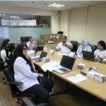 Sekretariat DPRD Koordinasikan Finalisasi Ranperda P4GN February 4, 2026 4:43 pm Sekretariat DPRD DKI Jakarta menggelar rapat koordinasi bersama Badan Kesatuan Bangsa dan Politik (Kesbangpol) dan Biro Hukum, Rabu (4/2). Pertemuan itu terkait finalisasi Rancangan Peraturan Daerah (Ranperda) tentang Fasilitasi Pencegahan dan Pemberantasan Penyalahgunaan serta Peredaran Gelap Narkotika dan Prekursor Narkotika (P4GN). Kepala Subbagian Produk Hukum dan Pengkajian Sekretariat DPRD DKI Jakarta Ramandhika Suryasmara memastikan finalisasi draf Ranperda sudah sesuai dengan hasil pembahasan pada Selasa, 3 Januari 2026. Pembahasan tersebut menghasilkan sebanyak 30 pasal, 14 bab. “Kita pastikan tidak ada pasal-pasal tambahan dan semua sudah inline. Jadi proses ke depannya biar smooth juga,” ujar Dhika di Gedung DPRD DKI Jakarta. Pemprov DKI Jakarta, lanjut dia, wajib menyediakan pusat rehabilitasi terhadap korban-korban pecandu narkotika. Hal itu tertuang dalam BAB III Penanganan, Pasal 11 dan 12 mengenai rehabilitasi. “Mudah-mudahan adanya pusat rehabilitasi ini bisa dilaksanakan dengan baik ketika Perda disahkan,” ucap Dhika. Ia berharap, implementasi Perda P4GN berdampak positif terhadap lingkungan dan masyarakat. Di antaranya, menekan angka pengguna narkotika. Berdasarkan hasil finalisasi, Ranperda P4GN terdiri dari 14 bab. Yaitu, BAB I Ketentuan Umum, BAB II Pencegahan dan Pemberantasan, BAB III Penanganan, BAB IV Tim Terpadu P4GN, BAB V Sarana dan Prasarana. Kemudian BAB VI Kerja Sama, BAB VII Partisipasi Masyarakat, BAB VIII Evaluasi, Monitoring, dan Pelaporan, BAB IX Pembinaan dan Pengawasan, BAB X Sistem dan Informasi, BAB XI Penghargaan, BAB XII Pendanaan, BAB XIII Sanksi Administratif, BAB IV Ketentuan Penutup. Rapat koordinasi itu mengacu pada Surat Nomor 234/HK.01.02 yang ditandatangani Sekretaris DPRD DKI Jakarta Augustinus. (apn/df)