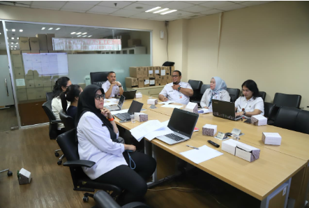 Sekretariat DPRD Koordinasikan Finalisasi Ranperda P4GN February 4, 2026 4:43 pm Sekretariat DPRD DKI Jakarta menggelar rapat koordinasi bersama Badan Kesatuan Bangsa dan Politik (Kesbangpol) dan Biro Hukum, Rabu (4/2). Pertemuan itu terkait finalisasi Rancangan Peraturan Daerah (Ranperda) tentang Fasilitasi Pencegahan dan Pemberantasan Penyalahgunaan serta Peredaran Gelap Narkotika dan Prekursor Narkotika (P4GN). Kepala Subbagian Produk Hukum dan Pengkajian Sekretariat DPRD DKI Jakarta Ramandhika Suryasmara memastikan finalisasi draf Ranperda sudah sesuai dengan hasil pembahasan pada Selasa, 3 Januari 2026. Pembahasan tersebut menghasilkan sebanyak 30 pasal, 14 bab. “Kita pastikan tidak ada pasal-pasal tambahan dan semua sudah inline. Jadi proses ke depannya biar smooth juga,” ujar Dhika di Gedung DPRD DKI Jakarta. Pemprov DKI Jakarta, lanjut dia, wajib menyediakan pusat rehabilitasi terhadap korban-korban pecandu narkotika. Hal itu tertuang dalam BAB III Penanganan, Pasal 11 dan 12 mengenai rehabilitasi. “Mudah-mudahan adanya pusat rehabilitasi ini bisa dilaksanakan dengan baik ketika Perda disahkan,” ucap Dhika. Ia berharap, implementasi Perda P4GN berdampak positif terhadap lingkungan dan masyarakat. Di antaranya, menekan angka pengguna narkotika. Berdasarkan hasil finalisasi, Ranperda P4GN terdiri dari 14 bab. Yaitu, BAB I Ketentuan Umum, BAB II Pencegahan dan Pemberantasan, BAB III Penanganan, BAB IV Tim Terpadu P4GN, BAB V Sarana dan Prasarana. Kemudian BAB VI Kerja Sama, BAB VII Partisipasi Masyarakat, BAB VIII Evaluasi, Monitoring, dan Pelaporan, BAB IX Pembinaan dan Pengawasan, BAB X Sistem dan Informasi, BAB XI Penghargaan, BAB XII Pendanaan, BAB XIII Sanksi Administratif, BAB IV Ketentuan Penutup. Rapat koordinasi itu mengacu pada Surat Nomor 234/HK.01.02 yang ditandatangani Sekretaris DPRD DKI Jakarta Augustinus. (apn/df)