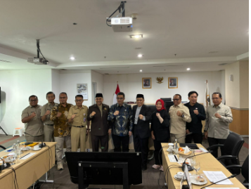 Tahun Depan, Siapkan Anggaran Pusat Rehabilitasi Narkotika February 3, 2026 4:21 pm Badan Pembentukan Peraturan Daerah (Bapemperda) DPRD DKI Jakarta menguatkan arah kebijakan pembangunan pusat rehabilitasi narkotika milik pemerintah provinsi lewat pembahasan Ranperda P4GN. Ketua Bapemperda Abdul Aziz mengatakan, keberadaan pusat rehabilitasi narkotika milik pemerintah daerah menjadi kebutuhan mendesak. Sehingga, korban penyalahgunaan narkotika, khususnya warga Jakarta, dapat tertangani secara lebih optimal dan terjangkau. “Pada tahun mendatang dianggarkan pembangunan pusat rehabilitasi narkotika yang dimiliki sepenuhnya oleh DKI Jakarta,” ujar Aziz. Ia berharap, pusat rehabilitasi tersebut menjadi solusi bagi warga Jakarta yang selama itu harus mencari layanan rehabilitasi ke luar daerah. Sekaligus memastikan standar layanan yang sesuai dengan ketentuan yang berlaku. Sementara itu, Kepala Badan Narkotika Nasional Provinsi (BNNP) DKI Jakarta Awang Joko Rumitro menilai, pembangunan pusat rehabilitasi daerah menjadi kebutuhan mendesak. Pada 2026, Awang memperkirakan lebih dari 8.000 orang membutuhkan rehabilitasi. “Saat itu, sebagian besar masih menjalani rehabilitasi di tempat swasta yang berbayar,” terang dia. Awang menilai, kehadiran pusat rehabilitasi narkotika akan memperkuat sistem penanganan penyalahgunaan narkotika. Memberikan akses rehabilitasi yang lebih adil bagi masyarakat. “Lebih terkontrol dan berkelanjutan,” pungkas Awang.(all/df)