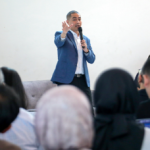 Urgensi Revisi Perda Pencemaran Udara, DPRD Siap Dukung February 11, 2026 11:00 am Wakil Ketua DPRD DKI Jakarta Wibi Andrino mendukung rencana revisi Peraturan Daerah Nomor 2 Tahun 2005 tentang Pengendalian Pencemaran Udara. Revisi itu penting untuk menjawab tantangan kualitas udara Jakarta yang semakin kompleks. Wibi menyebut, pembaruan regulasi sangat perlu agar kebijakan pengendalian pencemaran udara lebih relevan dengan kondisi terkini. Mampu menjangkau aspek kesehatan dan lingkungan secara menyeluruh. Ia menambahkan, pembahasan revisi Perda tidak hanya melibatkan satu komisi di DPRD. Namun juga unsur lain di lingkungan Pemprov DKI. Sehingga hasil pembahasan menjadi kebijakan yang bersifat komprehensif. “Melibatkan unsur lain. Termasuk Dinas Kesehatan. Isu udara menyentuh banyak aspek,” ujar Wibi dalam Town Hall Meeting bertajuk Dialog PR Jakarta: Dengar Warga, Kerja Nyata untuk Udara Bersih yang digelar di M Bloc Space, Jakarta Selatan, Selasa (10/2). Menurut Wibi, pembahasan revisi Perda akan secara rinci dan terukur. Sehingga implementasi kebijakan bisa secara bertahap. “Item per item, untuk memastikan tahapan kebijakan berjalan terukur,” pungkas Wibi. Perda Nomor 2 Tahun 2005 tentang Pengendalian Pencemaran Udara belum mengalami revisi selama lebih dari 20 tahun. Kondisi itu membuat regulasi tersebut tertinggal dari tantangan pencemaran udara Jakarta yang terus berkembang. Kondisi Jakarta saat ini membutuhkan pembaruan regulasi yang lebih adaptif. (all/df)