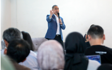 Urgensi Revisi Perda Pencemaran Udara, DPRD Siap Dukung February 11, 2026 11:00 am Wakil Ketua DPRD DKI Jakarta Wibi Andrino mendukung rencana revisi Peraturan Daerah Nomor 2 Tahun 2005 tentang Pengendalian Pencemaran Udara. Revisi itu penting untuk menjawab tantangan kualitas udara Jakarta yang semakin kompleks. Wibi menyebut, pembaruan regulasi sangat perlu agar kebijakan pengendalian pencemaran udara lebih relevan dengan kondisi terkini. Mampu menjangkau aspek kesehatan dan lingkungan secara menyeluruh. Ia menambahkan, pembahasan revisi Perda tidak hanya melibatkan satu komisi di DPRD. Namun juga unsur lain di lingkungan Pemprov DKI. Sehingga hasil pembahasan menjadi kebijakan yang bersifat komprehensif. “Melibatkan unsur lain. Termasuk Dinas Kesehatan. Isu udara menyentuh banyak aspek,” ujar Wibi dalam Town Hall Meeting bertajuk Dialog PR Jakarta: Dengar Warga, Kerja Nyata untuk Udara Bersih yang digelar di M Bloc Space, Jakarta Selatan, Selasa (10/2). Menurut Wibi, pembahasan revisi Perda akan secara rinci dan terukur. Sehingga implementasi kebijakan bisa secara bertahap. “Item per item, untuk memastikan tahapan kebijakan berjalan terukur,” pungkas Wibi. Perda Nomor 2 Tahun 2005 tentang Pengendalian Pencemaran Udara belum mengalami revisi selama lebih dari 20 tahun. Kondisi itu membuat regulasi tersebut tertinggal dari tantangan pencemaran udara Jakarta yang terus berkembang. Kondisi Jakarta saat ini membutuhkan pembaruan regulasi yang lebih adaptif. (all/df)