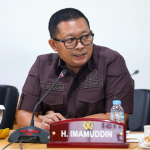 Warga Penjaringan Jakarta Utara Butuh RSUD February 5, 2026 3:56 pm Anggota Komisi E DPRD DKI Jakarta Imamuddin menyoroti kebutuhan pembangunan Rumah Sakit Umum Daerah (RSUD) di wilayah Penjaringan, Jakarta Utara. Aspirasi tersebut muncul saat reses bersama warga Penjaringan. Masyarakat mengeluhkan keterbatasan akses terhadap layanan kesehatan milik pemerintah . Dalam kegiatan itu, masyarakat menyampaikan bahwa hingga saat ini wilayah Penjaringan belum memiliki RSUD yang dapat diakses langsung oleh warga. Anggota Komisi E DPRD DKI Jakarta Imamuddin. (dok.DDJP) “Ini tentu menjadi perhatian serius karena fasilitas kesehatan milik pemerintah sangat dibutuhkan masyarakat,” ujar Imamuddin, Rabu (4/2). Menurut dia, ketiadaan RSUD di wilayah tersebut menyulitkan masyarakat dalam memperoleh layanan kesehatan yang cepat dan terjangkau. Terutama bagi warga yang butuh penanganan medis darurat maupun rujukan. Imamuddin akan membawa aspirasi dalam pembahasan di DPRD DKI Jakarta bersama pihak eksekutif. Menjadi bahan pertimbangan perencanaan pembangunan fasilitas kesehatan ke depan. “Agar dapat segera dicarikan solusi. Sehingga ke depan Penjaringan bisa memiliki RSUD,” tutur dia. Imamuddin berharap, Pemprov DKI Jakarta dapat memperhatikan kebutuhan fasilitas kesehatan di wilayah pesisir Jakarta Utara. Sehingga masyarakat dapat memperoleh pelayanan kesehatan yang lebih merata dan berkualitas. (red)