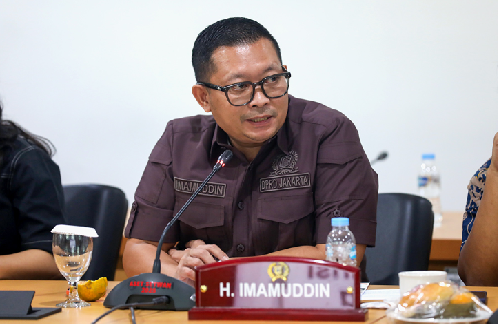 Warga Penjaringan Jakarta Utara Butuh RSUD February 5, 2026 3:56 pm Anggota Komisi E DPRD DKI Jakarta Imamuddin menyoroti kebutuhan pembangunan Rumah Sakit Umum Daerah (RSUD) di wilayah Penjaringan, Jakarta Utara. Aspirasi tersebut muncul saat reses bersama warga Penjaringan. Masyarakat mengeluhkan keterbatasan akses terhadap layanan kesehatan milik pemerintah . Dalam kegiatan itu, masyarakat menyampaikan bahwa hingga saat ini wilayah Penjaringan belum memiliki RSUD yang dapat diakses langsung oleh warga. Anggota Komisi E DPRD DKI Jakarta Imamuddin. (dok.DDJP) “Ini tentu menjadi perhatian serius karena fasilitas kesehatan milik pemerintah sangat dibutuhkan masyarakat,” ujar Imamuddin, Rabu (4/2). Menurut dia, ketiadaan RSUD di wilayah tersebut menyulitkan masyarakat dalam memperoleh layanan kesehatan yang cepat dan terjangkau. Terutama bagi warga yang butuh penanganan medis darurat maupun rujukan. Imamuddin akan membawa aspirasi dalam pembahasan di DPRD DKI Jakarta bersama pihak eksekutif. Menjadi bahan pertimbangan perencanaan pembangunan fasilitas kesehatan ke depan. “Agar dapat segera dicarikan solusi. Sehingga ke depan Penjaringan bisa memiliki RSUD,” tutur dia. Imamuddin berharap, Pemprov DKI Jakarta dapat memperhatikan kebutuhan fasilitas kesehatan di wilayah pesisir Jakarta Utara. Sehingga masyarakat dapat memperoleh pelayanan kesehatan yang lebih merata dan berkualitas. (red)