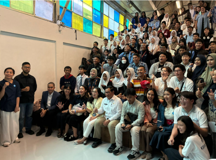 Wibi Apresiasi Antusiasme Anak Muda Jaga Kualitas Udara Jakarta February 10, 2026 7:19 pm Wakil Ketua DPRD DKI Jakarta Wibi Andrino mengapresiasi antusiasme generasi muda dalam menjaga kualitas udara Jakarta. Apresiasi tersebut terlihat dalam Town Hall Meeting bertajuk Dialog PR Jakarta: Dengar Warga, Kerja Nyata untuk Udara Bersih yang digelar di M Bloc Space, Jakarta Selatan, Selasa (10/2). Wibi menilai, forum dialog publik tersebut menjadi ruang penting bagi DPRD dan Pemerintah Provinsi DKI Jakarta untuk mendengar langsung aspirasi masyarakat. Khususnya generasi muda, terkait isu lingkungan perkotaan. “Kita mengapresiasi apa yang diinisiasi oleh Bicara Udara. Antusiasme anak-anak muda terlihat jelas saat mereka menyampaikan aspirasi,” ujar Wibi. Dialog PR Jakarta: Dengar Warga, Kerja Nyata untuk Udara Bersih yang digelar di M Bloc Space, Jakarta Selatan. (dok.DDJP) Ia menegaskan, isu kualitas udara menjadi perhatian serius karena berdampak langsung pada kesehatan masyarakat. Meskipun sering tidak disadari dalam aktivitas sehari-hari. “Isu udara sangat penting karena kita berbicara sesuatu yang tidak terlihat, tetapi dampaknya nyata terhadap kesehatan,” ungkap Wibi. Menurut Wibi, keterlibatan generasi muda dalam forum dialog publik menunjukkan meningkatnya kesadaran masyarakat terhadap isu lingkungan yang memerlukan penanganan bersama. “Kegiatan ini mendekatkan DPRD dan gubernur dengan masyarakat, terutama generasi muda, untuk membahas isu kualitas udara,” ucap Wibi. Sementara itu, Gubernur Pramono Anung menekankan peran partisipasi masyarakat dalam mendukung kebijakan pengendalian pencemaran udara. “Upaya pemerintah tidak akan cukup tanpa partisipasi aktif masyarakat,” pungkas Pramono. Melalui dialog publik tersebut, Pemerintah Provinsi DKI Jakarta bersama DPRD berharap sinergi dengan masyarakat dapat memperkuat kebijakan pengendalian pencemaran udara yang lebih responsif, partisipatif, dan berkelanjutan. (all/df)