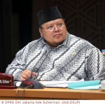 Jangan Berlubang Makan Korban, Ade Suherman: Jangan Menunggu Ada Laporan February 10, 2026 11:06 am Pemprov DKI Jakarta punya tanggung jawab memastikan keselamatan pengguna jalan. Terutama dalam menyediakan fasilitas ruas jalan yang aman dan nyaman. Demikian ungkap Anggota Komisi B DPRD DKI Jakarta Ade Suherman menanggapi kondisi jalan rusak yang merenggut nyawa seorang pelajar SMKN 34 Jakarta di Kawasan Matraman Raya, Jakarta Timur. Korban tewas akibat kecelakaan tunggal saat menuju sekolah, Senin (9/2/2026) pagi, sekitar pukul 06.00 WIB. Pelajar itu terjatuh dari sepeda motor akibat kondisi jalan berlubang di kawasan tersebut. Anggota Komisi B DPRD DKI Jakarta Ade Suherman. (dok.DDJP) “Pemerintah harus memastikan warga jangan sampai mengalami kecelakaan,” ujar Ade di Gedung DPRD DKI Jakarta, Senin (9/2). Menurut Ade, Pemprov DKI harus gerak cepat. “Jangan menunggu ada kecelakaan, jangan menunggu ada laporan,” tandas dia. Politisi PKS itu menegaskan, perbaikan infrastruktur jalan harus secara responsif dan berkelanjutan. Khususnya pada titik-titik rawan yang berpotensi mengancam keselamatan masyarakat. “Dishub harus bekerja sama dengan Bina Marga yang bertanggung jawab terhadap kondisi jalan. Bersinergi supaya jangan sampai warga kembali mengalami kecelakaan,” tukas Ade. (red)