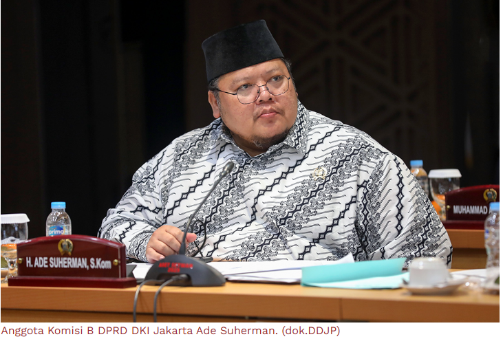 Jangan Berlubang Makan Korban, Ade Suherman: Jangan Menunggu Ada Laporan February 10, 2026 11:06 am Pemprov DKI Jakarta punya tanggung jawab memastikan keselamatan pengguna jalan. Terutama dalam menyediakan fasilitas ruas jalan yang aman dan nyaman. Demikian ungkap Anggota Komisi B DPRD DKI Jakarta Ade Suherman menanggapi kondisi jalan rusak yang merenggut nyawa seorang pelajar SMKN 34 Jakarta di Kawasan Matraman Raya, Jakarta Timur. Korban tewas akibat kecelakaan tunggal saat menuju sekolah, Senin (9/2/2026) pagi, sekitar pukul 06.00 WIB. Pelajar itu terjatuh dari sepeda motor akibat kondisi jalan berlubang di kawasan tersebut. Anggota Komisi B DPRD DKI Jakarta Ade Suherman. (dok.DDJP) “Pemerintah harus memastikan warga jangan sampai mengalami kecelakaan,” ujar Ade di Gedung DPRD DKI Jakarta, Senin (9/2). Menurut Ade, Pemprov DKI harus gerak cepat. “Jangan menunggu ada kecelakaan, jangan menunggu ada laporan,” tandas dia. Politisi PKS itu menegaskan, perbaikan infrastruktur jalan harus secara responsif dan berkelanjutan. Khususnya pada titik-titik rawan yang berpotensi mengancam keselamatan masyarakat. “Dishub harus bekerja sama dengan Bina Marga yang bertanggung jawab terhadap kondisi jalan. Bersinergi supaya jangan sampai warga kembali mengalami kecelakaan,” tukas Ade. (red)