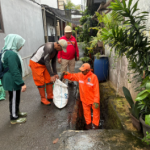 Apresiasi Jaga Jakarta Bersih, Rany: Dampak Positif dan Nyata bagi Masyarakat February 10, 2026 2:11 pm Wakil Ketua DPRD DKI Jakarta Rany Mauliani mengapresiasi penyelenggaraan kerja bakti dengan tema Jaga Jakarta Bersih secara serentak di seluruh wilayah DKI Jakarta pada Minggu (8/2). Menurut Rany, kegiatan tersebut merupakan langkah proaktif dengan dukungan Pemprov DKI Jakarta. Kegiatan bersih-bersih lingkungan perlu secara intensif dan berkelanjutan. Memberikan dampak nyata bagi masyarakat. “Aksi ini dilakukan secara intens dan berkala agar dampaknya terasa nyata dan maksimal,” ujar Rany, beberapa waktu lalu. Wakil Ketua DPRD DKI Jakarta Rany Mauliani. (dok.DDJP) Rany menegaskan, kebersihan merupakan bagian dari agama. Gerakan Jaga Jakarta Bersih bukan sekadar kegiatan seremonial, melainkan bagian dari kehidupan sehari-hari yang mencerminkan kualitas hidup, sekaligus nilai keimanan. Pelaksanaan gerakan kebersihan itu, lanjut dia, sangat tepat. Baik di kawasan yang bebas banjir maupun daerah rawan banjir. “Sesuai dengan imbauan presiden dan pemerintah pusat agar setiap wilayah senantiasa menjaga lingkungannya,” pungkas Rany. (apn/df)