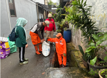 Apresiasi Jaga Jakarta Bersih, Rany: Dampak Positif dan Nyata bagi Masyarakat February 10, 2026 2:11 pm Wakil Ketua DPRD DKI Jakarta Rany Mauliani mengapresiasi penyelenggaraan kerja bakti dengan tema Jaga Jakarta Bersih secara serentak di seluruh wilayah DKI Jakarta pada Minggu (8/2). Menurut Rany, kegiatan tersebut merupakan langkah proaktif dengan dukungan Pemprov DKI Jakarta. Kegiatan bersih-bersih lingkungan perlu secara intensif dan berkelanjutan. Memberikan dampak nyata bagi masyarakat. “Aksi ini dilakukan secara intens dan berkala agar dampaknya terasa nyata dan maksimal,” ujar Rany, beberapa waktu lalu. Wakil Ketua DPRD DKI Jakarta Rany Mauliani. (dok.DDJP) Rany menegaskan, kebersihan merupakan bagian dari agama. Gerakan Jaga Jakarta Bersih bukan sekadar kegiatan seremonial, melainkan bagian dari kehidupan sehari-hari yang mencerminkan kualitas hidup, sekaligus nilai keimanan. Pelaksanaan gerakan kebersihan itu, lanjut dia, sangat tepat. Baik di kawasan yang bebas banjir maupun daerah rawan banjir. “Sesuai dengan imbauan presiden dan pemerintah pusat agar setiap wilayah senantiasa menjaga lingkungannya,” pungkas Rany. (apn/df)