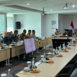 Bapemperda Atur Skema Anggaran Ranperda P4GN February 3, 2026 2:05 pm Badan Pembentukan Peraturan Daerah (Bapemperda) DPRD DKI Jakarta menuntaskan pembahasan pasal per pasal Rancangan Peraturan Daerah tentang Fasilitasi Pencegahan dan Pemberantasan Penyalahgunaan serta Peredaran Gelap Narkotika dan Prekursor Narkotika (Ranperda P4GN) dalam rapat kerja yang digelar Selasa (3/2). Ketua Bapemperda Abdul Aziz menilai, pembahasan pasal per pasal menjadi tahapan krusial sebelum penetapan Ranperda P4GN menjadi peraturan daerah. Mengingat, tingginya tingkat kerawanan narkotika di Jakarta. “Alhamdulillah hari ini, pembahasan Ranperda P4GN telah dituntaskan,” ujar Abdul Aziz. Menurut Aziz, perlu segera implementasi Ranperda. Sebab, Jakarta merupakan daerah rawan narkotika. Terdapat 12 bab dan 40 pasal dalam penyusunan Ranperda P4GN. Sebelum final, substansinya masih akan melalui tahap rapat pimpinan gabungan. Termasuk melalui fasilitasi Kementerian Dalam Negeri. Pengaturan pendanaan, lanjut Aziz, menjadi substansi mendasar dalam Ranperda P4GN. Selama ini, kerap menjadi kendala dalam pelaksanaan program pencegahan dan pemberantasan narkotika di DKI. Ia menegaskan, alokasi pendanaan sebesar 0,5 persen dari APBD atau sekitar Rp.400 miliar per tahun. Sementara itu, Kepala Badan Narkotika Nasional Provinsi DKI Jakarta Awang Joko Rumitro menegaskan, Ranperda itu merupakan urgensi penguatan kebijakan daerah. “DKI Jakarta menempati peringkat pertama kasus narkotika di Indonesia dengan 6.941 kasus yang ditangani Polri dan BNN,” ungkap Awang. Kepala Badan Kesatuan Bangsa dan Politik (Bakesbang) Muhamad Matsani menilai, Ranperda tersebut menjadi ikhtiar dan komitmen bersama Pemprov DKI Jakarta, DPRD, dan BNN. “Untuk melindungi masyarakat, khususnya generasi muda dari ancaman narkotika,” kata dia. (all/df)