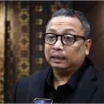 Cegah Pihak Luar Buang Sampah ke Pasar Induk February 25, 2026 4:15 pm Komisi B DPRD DKI Jakarta menyoroti kedisiplinan pembuangan sampah di Pasar Induk Kramat Jati dalam rapat kerja bersama Perumda Pasar Jaya. Dalam rapat tersebut terungkap adanya sampah dari luar kawasan pasar ke dalam area pasar. Ketua Komisi B Nova Harivan Paloh mengimbau seluruh pihak menjaga kebersihan pasar. Baik pedagang, konsumen, maupun pelaku usaha di sekitar lokasi. “Kami mengimbau semua pihak menjaga kebersihan pasar. Jangan sampai ada pihak luar yang memanfaatkan pasar sebagai lokasi pembuangan sampah,” ujar Nova. Ia mencontohkan, praktik pembelian buah dalam jumlah besar menyisakan limbah di lokasi. Sehingga menambah volume sampah. Ketua Komisi B DPRD DKI Jakarta Nova Harivan Paloh. (dok.DDJP) “Yang dibawa hanya buahnya, sisanya dibuang. Kondisi tersebut tentu menambah timbunan sampah,” tegas Nova. Sebagai langkah pengawasan, Perumda Pasar Jaya telah memasang kamera pengawas atau closed circuit television (CCTV). Termasuk memberikan peringatan kepada pelaku pembuangan sampah sembarangan. “Sudah ada CCTV dan imbauan dari Pasar Jaya. Pengawasan tersebut harus dimaksimalkan agar tidak ada lagi yang membuang sampah sembarangan,” terang Nova. Sementara itu, Direktur Properti dan Perpasaran Perumda Pasar Jaya Raja Malem Tarigan mengakui sebagian sampah di pasar berasal dari lingkungan sekitar. “Tidak seluruhnya berasal dari aktivitas perdagangan di dalam pasar. Ada juga sampah dari luar yang masuk ke kawasan kami,” tandas Raja. (all/df)