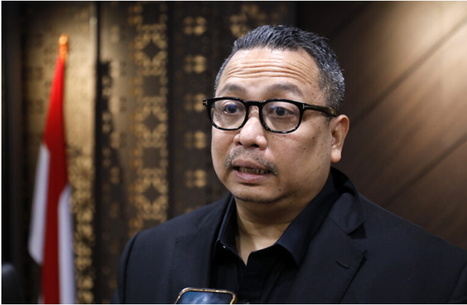 Cegah Pihak Luar Buang Sampah ke Pasar Induk February 25, 2026 4:15 pm Komisi B DPRD DKI Jakarta menyoroti kedisiplinan pembuangan sampah di Pasar Induk Kramat Jati dalam rapat kerja bersama Perumda Pasar Jaya. Dalam rapat tersebut terungkap adanya sampah dari luar kawasan pasar ke dalam area pasar. Ketua Komisi B Nova Harivan Paloh mengimbau seluruh pihak menjaga kebersihan pasar. Baik pedagang, konsumen, maupun pelaku usaha di sekitar lokasi. “Kami mengimbau semua pihak menjaga kebersihan pasar. Jangan sampai ada pihak luar yang memanfaatkan pasar sebagai lokasi pembuangan sampah,” ujar Nova. Ia mencontohkan, praktik pembelian buah dalam jumlah besar menyisakan limbah di lokasi. Sehingga menambah volume sampah. Ketua Komisi B DPRD DKI Jakarta Nova Harivan Paloh. (dok.DDJP) “Yang dibawa hanya buahnya, sisanya dibuang. Kondisi tersebut tentu menambah timbunan sampah,” tegas Nova. Sebagai langkah pengawasan, Perumda Pasar Jaya telah memasang kamera pengawas atau closed circuit television (CCTV). Termasuk memberikan peringatan kepada pelaku pembuangan sampah sembarangan. “Sudah ada CCTV dan imbauan dari Pasar Jaya. Pengawasan tersebut harus dimaksimalkan agar tidak ada lagi yang membuang sampah sembarangan,” terang Nova. Sementara itu, Direktur Properti dan Perpasaran Perumda Pasar Jaya Raja Malem Tarigan mengakui sebagian sampah di pasar berasal dari lingkungan sekitar. “Tidak seluruhnya berasal dari aktivitas perdagangan di dalam pasar. Ada juga sampah dari luar yang masuk ke kawasan kami,” tandas Raja. (all/df)