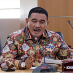 Demonstrasi Harus Damai dan Bermartabat February 5, 2026 1:00 pm Gelombang aksi unjuk rasa yang terjadi dalam beberapa pekan terakhir menyisakan keprihatinan mendalam. Di sejumlah daerah, aspirasi rakyat yang semestinya menjadi wujud kebebasan berpendapat, justru berujung pada kerusuhan. Bahkan, terjadi kerusakan fasilitas umum hingga korban jiwa, baik dari kalangan pendemo, warga sipil, maupun kepolisian. “Fenomena ini menjadi pengingat bahwa dalam demokrasi, ruang ekspresi tidak boleh berubah menjadi panggung anarkisme,” ujar Anggota Komisi A DPRD DKI Jakarta Muhammad Ongen Sangaji, beberapa waktu lalu. Di tengah situasi penuh ketegangan, kata Ongen, suara para tokoh agama dan masyarakat harus tampil sebagai cahaya penuntun. Politisi Partai NasDem itu juga menuturkan, Presiden Prabowo Subianto merangkul 16 Ormas Islam untuk duduk bersama untuk membicarakan tantangan bangsa. Momentum itu, lanjut Ongen, memberi pesan penting. Bangsa Indonesia masih memiliki banyak penyangga moral yang siap menjaga persaudaraan di tengah badai. Oleh karena itu, seruan para tokoh agar demonstrasi berlangsung damai dan bermartabat patut menjadi pedoman. “Aspirasi yang benar harus disalurkan dengan cara yang benar. Aparat pun dituntut menghadirkan pendekatan persuasif dan humanis,” tukas Ongen. (stw/df)