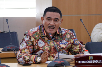 Demonstrasi Harus Damai dan Bermartabat February 5, 2026 1:00 pm Gelombang aksi unjuk rasa yang terjadi dalam beberapa pekan terakhir menyisakan keprihatinan mendalam. Di sejumlah daerah, aspirasi rakyat yang semestinya menjadi wujud kebebasan berpendapat, justru berujung pada kerusuhan. Bahkan, terjadi kerusakan fasilitas umum hingga korban jiwa, baik dari kalangan pendemo, warga sipil, maupun kepolisian. “Fenomena ini menjadi pengingat bahwa dalam demokrasi, ruang ekspresi tidak boleh berubah menjadi panggung anarkisme,” ujar Anggota Komisi A DPRD DKI Jakarta Muhammad Ongen Sangaji, beberapa waktu lalu. Di tengah situasi penuh ketegangan, kata Ongen, suara para tokoh agama dan masyarakat harus tampil sebagai cahaya penuntun. Politisi Partai NasDem itu juga menuturkan, Presiden Prabowo Subianto merangkul 16 Ormas Islam untuk duduk bersama untuk membicarakan tantangan bangsa. Momentum itu, lanjut Ongen, memberi pesan penting. Bangsa Indonesia masih memiliki banyak penyangga moral yang siap menjaga persaudaraan di tengah badai. Oleh karena itu, seruan para tokoh agar demonstrasi berlangsung damai dan bermartabat patut menjadi pedoman. “Aspirasi yang benar harus disalurkan dengan cara yang benar. Aparat pun dituntut menghadirkan pendekatan persuasif dan humanis,” tukas Ongen. (stw/df)