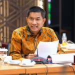Rio Desak Pemprov DKI Tindak Tegas Pembongkaran Trotoar tanpa Izin February 5, 2026 2:57 pm Anggota DPRD DKI Jakarta Rio Dwisambodo meminta pemerintah provinsi menindak tegas pembongkaran trotoar tanpa izin untuk kepentingan hotel di kawasan Jalan Metro Pondok Indah, Jakarta Selatan. Menurut dia, trotoar merupakan fasilitas publik. Kepentingan komersial tidak boleh memanfaatkannya tanpa dasar hukum yang jelas. “Itu prinsipnya tidak boleh diutak-atik,” ujar Rio, Rabu (4/2). Ia menegaskan, pemerintah daerah harus memastikan pembongkaran trotoar itu punya dasar perizinan yang sah. Setiap kegiatan yang menyangkut fasilitas publik wajib memiliki payung hukum. Tidak bisa bertindak secara sepihak. Bila pihak yang membongkar pernah mengajukan izin, kata Rio, perlu memastikan sesuai atau tidak. Sebab, regulasi trotoar sebagai fasilitas publik berbeda dengan regulasi hotel. Karena itu, politisi PDI Perjuangan itu meminta aparat penegak aturan bertindak tegas bila terdapat pelanggaran hukum. Penindakan egas oleh aparat tanpa pandang bulu. Sehingga tidak menimbulkan preseden buruk dalam pengelolaan ruang publik di Jakarta. “Itu yang harus dibuka dan ditegakkan secara hukum,” tandas Rio. Dalam rapat tindak lanjut arapatur bersama pengelola hotel di Kantor Kelurahan Pondok Pinang, Selasa (3/2), terungkap bahwa pembongkaran trotoar itu untuk kepentingan akses masuk dan keluar hotel. Kepala Satpol PP Kelurahan Pondok Pinang Dahilidir mengatakan, pembongkaran trotoar di depan Hotel Home tanpa mengantongi izin resmi. “Tidak ada izinnya,” tegas Dahilidir dalam keterangan tertulisnya, Selasa (3/2). Menurut Dahilidir, pihak kelurahan bersama Satpol PP telah meminta pemilik maupun perwakilan manajemen Hotel Home untuk segera mengembalikan fungsi trotoar sebagaimana fasilitas pejalan kaki. Material konblok yang telah dibongkar juga diminta untuk dipasang kembali seperti kondisi semula. Bahkan, Kelurahan Pondok Pinang telah memberikan arahan agar pihak hotel segera menindaklanjuti proses perapihan trotoar. Setelah trotoar dikembalikan ke kondisi semula, pihak hotel disarankan untuk segera mengurus perizinan inrit akses keluar sesuai ketentuan. Menurut Dahilidir, pihak hotel telah mengakui kekurangan legalitas terkait izin inrit akses kendaraan tersebut. Menyatakan siap bertanggung jawab dan berkomitmen mengembalikan fungsi trotoar. (red)