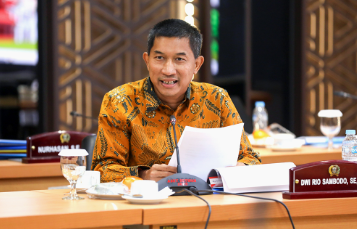 Rio Desak Pemprov DKI Tindak Tegas Pembongkaran Trotoar tanpa Izin February 5, 2026 2:57 pm Anggota DPRD DKI Jakarta Rio Dwisambodo meminta pemerintah provinsi menindak tegas pembongkaran trotoar tanpa izin untuk kepentingan hotel di kawasan Jalan Metro Pondok Indah, Jakarta Selatan. Menurut dia, trotoar merupakan fasilitas publik. Kepentingan komersial tidak boleh memanfaatkannya tanpa dasar hukum yang jelas. “Itu prinsipnya tidak boleh diutak-atik,” ujar Rio, Rabu (4/2). Ia menegaskan, pemerintah daerah harus memastikan pembongkaran trotoar itu punya dasar perizinan yang sah. Setiap kegiatan yang menyangkut fasilitas publik wajib memiliki payung hukum. Tidak bisa bertindak secara sepihak. Bila pihak yang membongkar pernah mengajukan izin, kata Rio, perlu memastikan sesuai atau tidak. Sebab, regulasi trotoar sebagai fasilitas publik berbeda dengan regulasi hotel. Karena itu, politisi PDI Perjuangan itu meminta aparat penegak aturan bertindak tegas bila terdapat pelanggaran hukum. Penindakan egas oleh aparat tanpa pandang bulu. Sehingga tidak menimbulkan preseden buruk dalam pengelolaan ruang publik di Jakarta. “Itu yang harus dibuka dan ditegakkan secara hukum,” tandas Rio. Dalam rapat tindak lanjut arapatur bersama pengelola hotel di Kantor Kelurahan Pondok Pinang, Selasa (3/2), terungkap bahwa pembongkaran trotoar itu untuk kepentingan akses masuk dan keluar hotel. Kepala Satpol PP Kelurahan Pondok Pinang Dahilidir mengatakan, pembongkaran trotoar di depan Hotel Home tanpa mengantongi izin resmi. “Tidak ada izinnya,” tegas Dahilidir dalam keterangan tertulisnya, Selasa (3/2). Menurut Dahilidir, pihak kelurahan bersama Satpol PP telah meminta pemilik maupun perwakilan manajemen Hotel Home untuk segera mengembalikan fungsi trotoar sebagaimana fasilitas pejalan kaki. Material konblok yang telah dibongkar juga diminta untuk dipasang kembali seperti kondisi semula. Bahkan, Kelurahan Pondok Pinang telah memberikan arahan agar pihak hotel segera menindaklanjuti proses perapihan trotoar. Setelah trotoar dikembalikan ke kondisi semula, pihak hotel disarankan untuk segera mengurus perizinan inrit akses keluar sesuai ketentuan. Menurut Dahilidir, pihak hotel telah mengakui kekurangan legalitas terkait izin inrit akses kendaraan tersebut. Menyatakan siap bertanggung jawab dan berkomitmen mengembalikan fungsi trotoar. (red)