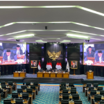 DPRD DKI Gelar Rapat Paripurna Penyampaian Pidato Gubernur atas Ranperda Penyelenggaraan Sistem Pangan February 2, 2026 2:42 pm DPRD DKI Jakarta menggelar Rapat Paripurna dengan agenda mendengarkan pidato gubernur terkait Rancangan Peraturan Daerah (Ranperda) tentang Penyelenggaraan Sistem Pangan, Senin (2/2). Sekretaris Daerah (Sekda) DKI Jakarta Uus Kuswanto berpidato mewakili Gubernur Pramono di Gedung DPRD DKI Jakarta. Ketua DPRD Khoirudin memimpin rapat paripurna didampingi Wakil Ketua DPRD Wibi Andrino, serta Wakil Ketua DPRD Basri Baco. “Berdasarkan hasil Rapat Badan Musyawarah 8 Januari 2026 yang lalu telah ditetapkan jadwal Rapat Paripurna dalam rangka penyampaian pidato gubernur terhadap Ranperda tentang Penyelenggaraan Sistem Pangan,” ujar Khoirudin. Ia menegaskan, Ranperda tersebut sangat penting. Mengingat, Jakarta merupakan kota besar yang memiliki ketergantungan tinggi terhadap pasokan pangan dari luar daerah. Karena itu, Jakarta membutuhkan sistem pangan yang terencana, terintegrasi, dan berkelanjutan. Penyelenggaraan sistem pangan, lanjut Khoirudin, harus mampu menjamin ketersediaan, keterjangkauan harga, serta keamanan dan kualitas pangan bagi seluruh warga Jakarta. “Sebab Jakarta membutuhkan sistem pangan yang terencana, terintegrasi dan berkelanjutan untuk menjaga stabilitas pasokan di tengah dinamika sosial dan ekonomi,” kata Khoirudin. Menurut dia, DPRD DKI Jakarta memandang perlu ada kebijakan serta langkah konkret untuk memperkuat ketahanan pangan daerah. Termasuk meningkatkan efisiensi distribusi, serta melindungi masyarakat dari gejolak harga dan risiko pangan yang tidak aman. Ia menambahkan, penyelenggaraan sistem pangan harus berorientasi pada keberlanjutan dan keadilan dengan melibatkan seluruh pemangku kepentingan. Melalui rapat paripurna, DPRD mengajak seluruh pihak untuk berkolaborasi dalam mewujudkan sistem pangan yang lebih baik di Jakarta. “Agar masyarakat dapat menikmati pangan yang aman, sehat, dan berkualitas serta menciptakan ketahanan pangan yang lebih kuat,” pungkas Khoirudin. (gie/df)