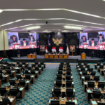 DPRD Gelar Rapat Paripurna Penyelenggaraan Sistem Pangan February 9, 2026 12:07 pm DPRD DKI Jakarta menggelar Rapat Paripurna Rancangan Peraturan Daerah (Ranperda) tentang Penyelenggaraan Sistem Pangan, Senin (9/2). Agendanya, penyampaian pandangan umum fraksi-fraksi dan jawaban gubernur. Wakil Ketua DPRD Basri Baco memimpin rapat paripurna. Pada rapat paripurna sebelumnya, gubernur telah menyampaikan penjelasan terhadap Ranperda tersebut. “Hasil pendalaman itu akan disampaikan pada hari ini dalam bentuk pandangan umum fraksi-fraksi yang akan kita dengar bersama-sama,” ujar Baco di Gedung DPRD DKI Jakarta. Selanjutnya, gubernur menyampaikan jawaban atas pandangan umum fraksi-fraksi. “Jawaban gubernur tersebut akan dibahas oleh Alat Kelengkapan DPRD DKI Jakarta bersama eksekutif,” kata Baco. Hadir dalam rapat peripurna itu, Wakil Gubernur Rano Karno beserta jajaran. Rapat mengacu pada Surat Nomor 168/HK.01.02 dan 180/HK.01.02 yang ditandatangani Ketua DPRD DKI Jakarta Khoirudin. (apn/df)