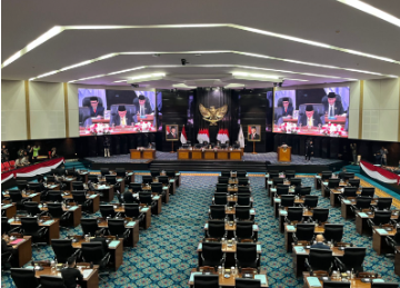 DPRD Gelar Rapat Paripurna Penyelenggaraan Sistem Pangan February 9, 2026 12:07 pm DPRD DKI Jakarta menggelar Rapat Paripurna Rancangan Peraturan Daerah (Ranperda) tentang Penyelenggaraan Sistem Pangan, Senin (9/2). Agendanya, penyampaian pandangan umum fraksi-fraksi dan jawaban gubernur. Wakil Ketua DPRD Basri Baco memimpin rapat paripurna. Pada rapat paripurna sebelumnya, gubernur telah menyampaikan penjelasan terhadap Ranperda tersebut. “Hasil pendalaman itu akan disampaikan pada hari ini dalam bentuk pandangan umum fraksi-fraksi yang akan kita dengar bersama-sama,” ujar Baco di Gedung DPRD DKI Jakarta. Selanjutnya, gubernur menyampaikan jawaban atas pandangan umum fraksi-fraksi. “Jawaban gubernur tersebut akan dibahas oleh Alat Kelengkapan DPRD DKI Jakarta bersama eksekutif,” kata Baco. Hadir dalam rapat peripurna itu, Wakil Gubernur Rano Karno beserta jajaran. Rapat mengacu pada Surat Nomor 168/HK.01.02 dan 180/HK.01.02 yang ditandatangani Ketua DPRD DKI Jakarta Khoirudin. (apn/df)