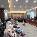 Fokus Tekan Pengangguran February 25, 2026 1:06 pm DPRD DKI Jakarta menggelar rapat koordinasi terkait pembahasan alokasi anggaran Bidang Ketenagakerjaan 2026, Rabu (25/2). Ketua DPRD Khoirudin memimpin rapat bersama Wakil Ketua DPRD Rany Mauliani, Wibi Andrino, Basri Baco, dan Wakil Ketua Komisi B Wahyu Dewanto. Khoirudin menjelaskan, rapat tersebut sebagai tindak lanjut atas berbagai masukan dan aspirasi masyarakat. Termasuk hasil audiensi lewat surat dari calon tenaga kerja yang akan berangkat ke Jepang, beberapa waktu lalu. “Rapat ini menindaklanjuti hasil audiensi surat calon tenaga kerja yang akan dikirim ke Jepang,” ujar Khoirudin. Pembahasan anggaran ketenagakerjaan fokus pada upaya konkret mengurangi angka pengangguran di Jakarta. Membuka peluang peningkatan kompetensi Sumber Daya Manusia (SDM). “Salah satu meningkatkan kompetensi SDM kemarin sudah ada program Transjakarta Academy,” kata Khoirudin. Program itu dapat menjadi salah satu instrumen strategis menekan angka pengangguran serta memenuhi kebutuhan tenaga kerja terampil di sektor transportasi dan layanan publik. Tingkat pengangguran di Jakarta masih tergolong tinggi, yakni 6,4 persen. Meski menunjukkan tren positif atau sudah turun 0,1 persen dari tahun sebelumnya. Dari sekitar 5,5 juta angkatan kerja, masih sekitar 350 ribu warga belum memiliki pekerjaan. Kondisi itu menjadi perhatian serius. Berpotensi menimbulkan dampak sosial lanjutan. Termasuk meningkatnya risiko kriminalitas bila tidak tertangani secara berkelanjutan. “Pengangguran memang turun 0,1 persen, tapi masih dua kali lipat dari batas toleransi,” pungkas Khoirudin. Melalui pembahasan anggaran ketenagakerjaan, tegas dia, komitmennya untuk mendorong kebijakan dan program yang berorientasi pada penciptaan lapangan kerja. Begitu pula peningkatan keterampilan tenaga kerja, serta perlindungan sosial bagi masyarakat pencari kerja. (gie/df)