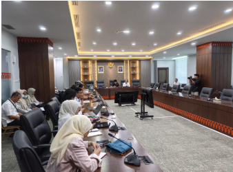 Fokus Tekan Pengangguran February 25, 2026 1:06 pm DPRD DKI Jakarta menggelar rapat koordinasi terkait pembahasan alokasi anggaran Bidang Ketenagakerjaan 2026, Rabu (25/2). Ketua DPRD Khoirudin memimpin rapat bersama Wakil Ketua DPRD Rany Mauliani, Wibi Andrino, Basri Baco, dan Wakil Ketua Komisi B Wahyu Dewanto. Khoirudin menjelaskan, rapat tersebut sebagai tindak lanjut atas berbagai masukan dan aspirasi masyarakat. Termasuk hasil audiensi lewat surat dari calon tenaga kerja yang akan berangkat ke Jepang, beberapa waktu lalu. “Rapat ini menindaklanjuti hasil audiensi surat calon tenaga kerja yang akan dikirim ke Jepang,” ujar Khoirudin. Pembahasan anggaran ketenagakerjaan fokus pada upaya konkret mengurangi angka pengangguran di Jakarta. Membuka peluang peningkatan kompetensi Sumber Daya Manusia (SDM). “Salah satu meningkatkan kompetensi SDM kemarin sudah ada program Transjakarta Academy,” kata Khoirudin. Program itu dapat menjadi salah satu instrumen strategis menekan angka pengangguran serta memenuhi kebutuhan tenaga kerja terampil di sektor transportasi dan layanan publik. Tingkat pengangguran di Jakarta masih tergolong tinggi, yakni 6,4 persen. Meski menunjukkan tren positif atau sudah turun 0,1 persen dari tahun sebelumnya. Dari sekitar 5,5 juta angkatan kerja, masih sekitar 350 ribu warga belum memiliki pekerjaan. Kondisi itu menjadi perhatian serius. Berpotensi menimbulkan dampak sosial lanjutan. Termasuk meningkatnya risiko kriminalitas bila tidak tertangani secara berkelanjutan. “Pengangguran memang turun 0,1 persen, tapi masih dua kali lipat dari batas toleransi,” pungkas Khoirudin. Melalui pembahasan anggaran ketenagakerjaan, tegas dia, komitmennya untuk mendorong kebijakan dan program yang berorientasi pada penciptaan lapangan kerja. Begitu pula peningkatan keterampilan tenaga kerja, serta perlindungan sosial bagi masyarakat pencari kerja. (gie/df)