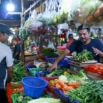 arga Sembako di Awal Ramadan Stabil February 25, 2026 12:01 pm Mulai awal Ramadhan 1447 Hijriyah, harga sejumlah kebutuhan pokok (Sembako) mengalami kenaikan. Namun, pemerintah mmemastikan harganya masif relatif stabil. Pemerintah juga menyiapkan langkah-langkah antisipatif. Mengendalikan gejolak pasar. Demikian ungkap Ketua Komisi B DPRD DKI Jakarta Nova Harivan Paloh, Jumat (21/2/2026). Berdasarkan data Pusat Informasi Harga Pangan Strategis (PIHPS) Nasional, mayoritas harga sembak tercatat merangkak naik. Cabe rawit merah naik 9,54 persen menjadi Rp.83.850 per kilogram. Cabe merah keriting juga mulai naik 8,16 persen menjadi Rp.50.350 per kilogram. Demikian pula harga bawang merah, naik 5,68 persen menjadi Rp.46.500 per kilogram, bawang putih ukuran sedang naik 1,35 persen menjadi Rp.41.3650 per kilogram. Begitu pula dengan beras kualitas bawah tercatat naik 3,13 persen menjadi Rp.14.650 per kilogram. “Sedangkan beras kualitas bawah II naik 4,55 persen menjadi Rp.15.100 per kilogram,” ujar Nova. Di sisi lain, Anggota Komsii B Wa Ode Herlina mengemukakan, kenaikan harga juga terjadi pada daging ayam ras, 2,18 persen menjadi Rp.42.150 per kilogram. Sementara daging sapi kualitas I meningkat 1,74 persen menjadi Rp.145.900 per kilogram. Sedangkan daging sapi kualitas II naik 2,83 persen menjadi 139.400/kg. Menanggapi kondisi harga tersebut, Wakil Ketua Komisi B Wahyu Dewanto menegaskan, akan terus memantau pergerakan harga. Berdasarkan data Sistem Pemantauan Pasar dan Kebutuhan Pokok (SP2KP) Kementerian Perdagangan, masih terdapat sejumlah komoditas yang dijual di atas Harga Eceran Tertinggi (HET). “Meski secara umum harga bahan pokok tersebut dinilai relatif stabil,” ungkap Wahyu. (stw/df)