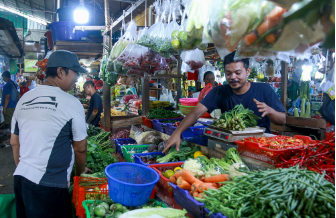 arga Sembako di Awal Ramadan Stabil February 25, 2026 12:01 pm Mulai awal Ramadhan 1447 Hijriyah, harga sejumlah kebutuhan pokok (Sembako) mengalami kenaikan. Namun, pemerintah mmemastikan harganya masif relatif stabil. Pemerintah juga menyiapkan langkah-langkah antisipatif. Mengendalikan gejolak pasar. Demikian ungkap Ketua Komisi B DPRD DKI Jakarta Nova Harivan Paloh, Jumat (21/2/2026). Berdasarkan data Pusat Informasi Harga Pangan Strategis (PIHPS) Nasional, mayoritas harga sembak tercatat merangkak naik. Cabe rawit merah naik 9,54 persen menjadi Rp.83.850 per kilogram. Cabe merah keriting juga mulai naik 8,16 persen menjadi Rp.50.350 per kilogram. Demikian pula harga bawang merah, naik 5,68 persen menjadi Rp.46.500 per kilogram, bawang putih ukuran sedang naik 1,35 persen menjadi Rp.41.3650 per kilogram. Begitu pula dengan beras kualitas bawah tercatat naik 3,13 persen menjadi Rp.14.650 per kilogram. “Sedangkan beras kualitas bawah II naik 4,55 persen menjadi Rp.15.100 per kilogram,” ujar Nova. Di sisi lain, Anggota Komsii B Wa Ode Herlina mengemukakan, kenaikan harga juga terjadi pada daging ayam ras, 2,18 persen menjadi Rp.42.150 per kilogram. Sementara daging sapi kualitas I meningkat 1,74 persen menjadi Rp.145.900 per kilogram. Sedangkan daging sapi kualitas II naik 2,83 persen menjadi 139.400/kg. Menanggapi kondisi harga tersebut, Wakil Ketua Komisi B Wahyu Dewanto menegaskan, akan terus memantau pergerakan harga. Berdasarkan data Sistem Pemantauan Pasar dan Kebutuhan Pokok (SP2KP) Kementerian Perdagangan, masih terdapat sejumlah komoditas yang dijual di atas Harga Eceran Tertinggi (HET). “Meski secara umum harga bahan pokok tersebut dinilai relatif stabil,” ungkap Wahyu. (stw/df)