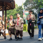 Hindari Terlalu Sering PJJ February 3, 2026 11:00 am Banyak pihak, terutama ibu-ibu rumah tangga menyampaikan aspirasi agar tidak terlalu memanjakan anak-anak dengan Pendidikan Jarak Jauh (PJJ) ketika musim hujan. Menanggapi hal itu, Anggota Komisi E DPRD DKI Jakarta Chicha Koeswoyo berpendapat, PJJ seharusnya memang tidak berlaku sama rata. “Silakan PJJ khusus bagi anak-anak yang rumahnya terdampak banjir atau akses jalannya benar-benar terputus,” ujar politisi PDI Perjuangan itu. Namun, lanjut Chicha, bagi yang berada di lokasi dan jalur yang aman, serta kondisi hujan relatif aman, sebaiknya tetap sekolah. “Apalagi anak Kelas VI, IX dan XII yang sebentar lagi mau ujian. Jangan sampai persiapan penting malah dihabiskan dengan PJJ yang seringkali tidak efektif,” tambah dia. Anggota Komisi E Solikhah mengungkapkan hal senada. “PJJ hendaknya jangan dijadikan solusi instan setiap hujan,” kata dia. Politisi PKS itu berharap, sekolah tetap berjalan normal. “PJJ dipakai khusus dalam kondisi darurat. Bukan kebiasaan,” tutur Sholikhah. (stw/df)