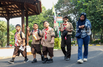 Hindari Terlalu Sering PJJ February 3, 2026 11:00 am Banyak pihak, terutama ibu-ibu rumah tangga menyampaikan aspirasi agar tidak terlalu memanjakan anak-anak dengan Pendidikan Jarak Jauh (PJJ) ketika musim hujan. Menanggapi hal itu, Anggota Komisi E DPRD DKI Jakarta Chicha Koeswoyo berpendapat, PJJ seharusnya memang tidak berlaku sama rata. “Silakan PJJ khusus bagi anak-anak yang rumahnya terdampak banjir atau akses jalannya benar-benar terputus,” ujar politisi PDI Perjuangan itu. Namun, lanjut Chicha, bagi yang berada di lokasi dan jalur yang aman, serta kondisi hujan relatif aman, sebaiknya tetap sekolah. “Apalagi anak Kelas VI, IX dan XII yang sebentar lagi mau ujian. Jangan sampai persiapan penting malah dihabiskan dengan PJJ yang seringkali tidak efektif,” tambah dia. Anggota Komisi E Solikhah mengungkapkan hal senada. “PJJ hendaknya jangan dijadikan solusi instan setiap hujan,” kata dia. Politisi PKS itu berharap, sekolah tetap berjalan normal. “PJJ dipakai khusus dalam kondisi darurat. Bukan kebiasaan,” tutur Sholikhah. (stw/df)