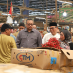 Jelang Ramadan, Komisi B Cek Pasokan dan Harga Pangan di Pasar Induk Kramat Jati February 10, 2026 2:21 pm Menjelang Bulan Suci Ramadan 1447 Hijriah Komisi B DPRD DKI Jakarta memantau dan mengecek ketersediaan pasokan hingga harga pangan di Pasar Induk Kramat Jati, Jakarta Timur. Ketua Komisi B Nova Harivan Paloh memimpin kunjungan itu. Hadir Anggota Komisi B Taufik Zoelkifli, Muhammad Al Fatih, Ade Suherman, Wa Ode Herlina, Nurhasan, Andri Santosa, Ahmad Moetaba, Wita Susilowati, dan Nur Afni Sajim. Hadir pula Kepala Badan Pembinaan Badan Usaha Milik Daerah (BP BUMD) Syaefuloh Hidayat, Dirut Perumda Pasar Jaya Agus Himawan Widiyanto, dan Jajaran Dinas Ketahanan Pangan Kelautan dan Pertanian (KPKP), serta Tim Pengendalian Inflasi Daerah (TPID). “Kita sudah memantau ya, baik dari harga bawang, kentang, cabai, memang ada sedikit pergerakan,” ujar Nova di lokasi, Selasa (10/2). Meskipun ada sedikit kenaikan harga sekitar Rp.10 ribu untuk bawang merah dan sekitar Rp.20 ribu per kilo untuk cabai, Nova memastikan ketersediaan pasokan dan harga pangan lainnya tetap stabil jelang Ramadan hingga Hari Raya Idul Fitri. “Kita memastikan bahwa harga ini mudah-mudahan tetap stabil terkait dengan kebutuhan dasar, kebutuhan pokok masyarakat,” tutur Nova. Ia juga memastikan stok beras yang dikelola PT Food Station Tjipinang Jaya aman hingga Hari Raya Idul Fitri dan harga tidak melebihi Harga Eceran Tertinggi (HET) yang telah ditetapkan. Yakni Rp.12.500 per kilogram untuk jenis beras SPHP (Stabilisasi Pasokan dan Harga Pangan), dan Rp.14.900 per kilogram untuk jenis beras premium. “Tentunya beras tidak melampaui HET. Jadi kestabilan ada di Jakmart dan Jakgrosir. Tentunya ini juga bisa menstabilkan harga di wilayah Jakarta,” pungkas Nova. (gie/df)