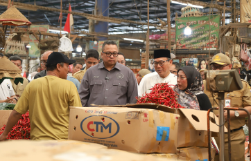 Jelang Ramadan, Komisi B Cek Pasokan dan Harga Pangan di Pasar Induk Kramat Jati February 10, 2026 2:21 pm Menjelang Bulan Suci Ramadan 1447 Hijriah Komisi B DPRD DKI Jakarta memantau dan mengecek ketersediaan pasokan hingga harga pangan di Pasar Induk Kramat Jati, Jakarta Timur. Ketua Komisi B Nova Harivan Paloh memimpin kunjungan itu. Hadir Anggota Komisi B Taufik Zoelkifli, Muhammad Al Fatih, Ade Suherman, Wa Ode Herlina, Nurhasan, Andri Santosa, Ahmad Moetaba, Wita Susilowati, dan Nur Afni Sajim. Hadir pula Kepala Badan Pembinaan Badan Usaha Milik Daerah (BP BUMD) Syaefuloh Hidayat, Dirut Perumda Pasar Jaya Agus Himawan Widiyanto, dan Jajaran Dinas Ketahanan Pangan Kelautan dan Pertanian (KPKP), serta Tim Pengendalian Inflasi Daerah (TPID). “Kita sudah memantau ya, baik dari harga bawang, kentang, cabai, memang ada sedikit pergerakan,” ujar Nova di lokasi, Selasa (10/2). Meskipun ada sedikit kenaikan harga sekitar Rp.10 ribu untuk bawang merah dan sekitar Rp.20 ribu per kilo untuk cabai, Nova memastikan ketersediaan pasokan dan harga pangan lainnya tetap stabil jelang Ramadan hingga Hari Raya Idul Fitri. “Kita memastikan bahwa harga ini mudah-mudahan tetap stabil terkait dengan kebutuhan dasar, kebutuhan pokok masyarakat,” tutur Nova. Ia juga memastikan stok beras yang dikelola PT Food Station Tjipinang Jaya aman hingga Hari Raya Idul Fitri dan harga tidak melebihi Harga Eceran Tertinggi (HET) yang telah ditetapkan. Yakni Rp.12.500 per kilogram untuk jenis beras SPHP (Stabilisasi Pasokan dan Harga Pangan), dan Rp.14.900 per kilogram untuk jenis beras premium. “Tentunya beras tidak melampaui HET. Jadi kestabilan ada di Jakmart dan Jakgrosir. Tentunya ini juga bisa menstabilkan harga di wilayah Jakarta,” pungkas Nova. (gie/df)