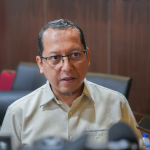 Kejelasan Kewenangan Pengelolaan Parkir Aset DKI January 30, 2026 5:04 pm Sekretaris Komisi C DPRD DKI Jakarta Ismail menyoroti banyak pengelolaan parkir yang memanfaatkan lahan aset milik pemerintah provinsi. Ismail meminta kejelasan wewenang Pemprov DKI Jakarta melalui Unit Pengelola Teknis (UPT) Perparkiran. Seperti pengelolaan parkir di rumah sakit umum daerah (RSUD) atau lahan Pasar Jaya. Hingga kini, banyak pengelolaannya oleh berbagai kalangan. Seperti, organisasi masyarakat (ormas) ataupun warga sekitar wilayah. Sekretaris Komisi C DPRD DKI Jakarta Ismail. (dok.DDJP) “Banyak pengelolaan parkir aset milik pemerintah daerah yang sudah lebih dulu dikelola oleh pihak lain, sebenarnya kewenangan pengelolaan parkir tersebut berada di siapa?” ujar Ismail, Jumat (30/1). Bila kewenangan pengelolaan parkir berada di bawah UPT Parkir, lanjut Ismail, maka sudah seharusnya pembenahan dan penataan secara menyeluruh. Sebab, kata Ismail, pengelolaan parkir di lingkungan Pemprov DKI Jakarta tidak dapat tanpa aturan yang jelas. “Kalau ini dianggap seperti pasar bebas di lingkungan instansi pemerintah daerah, di mana siapa pun boleh mengelola selama masih di bawah Pemprov DKI Jakarta, maka hal ini harus diperjelas,” tegas dia. Meski demikian, Ismail mengimbau, UPT Perparkiran atas kondisi tersebut tidak dijadikan pembenaran terkait kinerja belum optimal. “Jangan sampai ini dijadikan alasan seolah-olah karena sudah kalah bersaing, lalu dianggap tidak adil. Hal seperti itu seharusnya tidak terjadi,” pungkas politisi PKS itu. (apn/df)